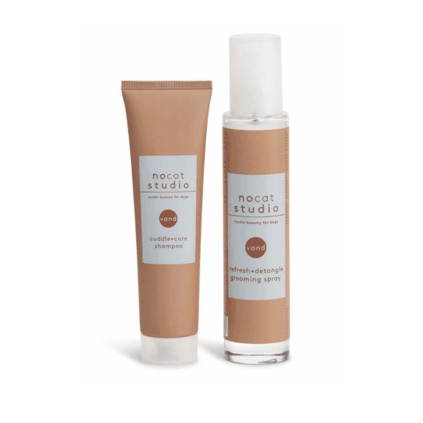Nocat Studio VAND double pack Met deze Nocat Studio VAND double pack shop je de heerlijk verzorgingsproducten van Nocat Studio met extra voordeel! De luxe verzorgingsproducten van Nocat Studio zijn 100% vegan, gemaakt van biologische en natuurlijke ingrediënten en speciaal voor honden pH-gebalanceerd. Veilig en effectief voor alle haartypes en tevens zeer geschikt voor doodles! Heerlijke verzorgingsproducten voor een stralende hond en 100% knuffelgarantie ;) Nocat Studio VAND double pack is de betoverende plek tussen het land en de zee. Hier groeien wilde bloemen en hangt er een heerlijke geur van rozen, muskus en jasmijn in de lucht. Duurzame luxe met een gegarandeerde knuffelgeur. De Nocat Studio VAND double pack bestaat uit: - Nocat Studio Cuddle+Care Shampoo VAND   100ml - Nocat Studio Refresh+Detangle Grooming Spray VAND   100ml Tip: bestel onze mengfles mee voor de juiste mengverhouding (1:20) Nocat Studio Shampoo VAND De Cuddle+Care Shampoo VAND van Nocat Studio is een zachte revitaliserende shampoo. Perfect pH-gebalanceerd voor honden. Duurzame luxe, gemaakt van biologische & natuurlijke ingrediënten met een gegarandeerde knuffel geur. Nocat Studio VAND is de betoverende plek tussen het land en de zee. Hier groeien wilde bloemen en hangt er een heerlijke geur van rozen, muskus en jasmijn in de lucht. Duurzame luxe met een gegarandeerde knuffelgeur. Zowel de shampoo als de spray maken de vacht zacht en schoon. De producten zijn in samenwerking met trimmers ontwikkeld, de shampoo geeft de vacht maximale volume en is daarnaast ook zacht. Gebruik onze cuddle+care shampoo voor reiniging en de heerlijke 3-in-1 refreh+detangle voor de finishing touch. Crèmespoeling is niet nodig, de verzachtende werking is opgenomen in de spray en kun je dus perfect gebruiken op een natte vacht na het wassen. De shampoo schuimt niet heel erg. Dit komt omdat de minimale hoeveelheid sulfaat is opgenomen om de producten zo puur mogelijk houden en daarmee zo gezond mogelijk voor honden. Nocat Studio Refresh Detangle Grooming Spray VAND De Refresh+Detangle Grooming Spray VAND van Nocat Studio is een verfrissende 3-in-1 verzorgingsspray. Perfect pH-gebalanceerd voor honden. Gemaakt van biologische & natuurlijke ingrediënten met een gegarandeerde knuffel geur. Nocat Studio VAND is de betoverende plek tussen het land en de zee. Hier groeien wilde bloemen en hangt er een heerlijke geur van rozen, muskus en jasmijn in de lucht. Duurzame luxe met een gegarandeerde knuffelgeur. Gebruik in combinatie met de Nocat Studio Cuddle+Care Shampoo VAND na een bad. Of gebruik de Refresh+Detangle Grooming Spray tussendoor, om de vacht op te frissen, te ontklitten voorafgaand aan een borstel beurt en om een frisse geur toe te voegen. Zowel de shampoo als de spray maken de vacht zacht en schoon. De producten zijn in samenwerking met trimmers ontwikkeld, de shampoo geeft de vacht maximale volume en is daarnaast ook zacht. Over Nocat Studio Nocat studio is opgericht door Christina, waarbij haar ruwharige Teckel Otis de grootste inspiratiebron was. Omdat haar Teckel dol is om op de vreemdste plekken te liggen, net als katten, was de bodem gelegd voor de naam; Nocat. Nocat studio is een Nordic beautymerk voor honden. Luxe verzorgingsproducten, 100% vegan, gemaakt van biologische en natuurlijke ingrediënten en speciaal voor honden pH-gebalanceerd. Er zijn 3 verschillende verfrissende geuren JORD (Aarde), LUFT (Lucht) en VAND (Water). Nocat Studio biedt luxe vegan hondenproducten met hoogwaardige natuurlijke ingrediënten, is dierproefvrij, biedt 100% knuffelgarantie en het design is tevens ook nog eens heel erg interieur proof. De nocat studio beauty essentials voor honden Alle nocat studio producten zijn speciaal voor honden pH-gebalanceerd en gemaakt van biologische en natuurlijke ingrediënten, ook nog eens met een gegarandeerde knuffelgeur. De producten schuimen niet heel erg, dit komt omdat ze bij Nocat Studio de minimale hoeveelheid sulfaat hebben opgenomen om de producten zo puur mogelijk houden (en daarmee zo gezond mogelijk voor jouw hond). Bestel Nocat Studio bij A Lot for Doodles Bestel Nocat Studio eenvoudig bij A Lot for Doodles. Of je nu een shampoo zoekt of een heerlijk tussendoortje voor je hond, je slaagt zeker weten met het ruime assortiment wat uit voorraad leverbaar is bij de leukste shop voor jouw hond. Heb je vragen over onze producten of advies nodig wat je het beste kunt bestellen? Neem gerust contact met ons op, we helpen je graag verder!