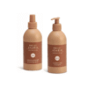 Nocat Studio Voordeelset JORD Met deze Nocat Studio Voordeelset JORD shop je de heerlijk verzorgingsproducten van Nocat Studio nu met extra voordeel! De luxe verzorgingsproducten van Nocat Studio zijn 100% vegan, gemaakt van biologische en natuurlijke ingrediënten en speciaal voor honden pH-gebalanceerd. Veilig en effectief voor alle haartypes en tevens zeer geschikt voor doodles! Heerlijke verzorgingsproducten voor een stralende hond en 100% knuffelgarantie ;) Nocat Studio JORD is natuur in een fles. De frisse geur met tonen van cederhout, mos en patchoeli laat je zintuigen dwalen en herinnert je aan alle geweldige dingen die de natuur te bieden heeft. Duurzame luxe met een gegarandeerde knuffelgeur. Deze voordeelset bestaat uit: - Nocat Studio Cuddle+Care Shampoo JORD   375ml - Nocat Studio Refresh+Detangle Grooming Spray JORD   375ml - Katoenen tas - Canvas speelgoed bot Tip: bestel onze mengfles mee voor de juiste mengverhouding (1:20) Nocat Studio Cuddle+Care Shampoo JORD De Cuddle+Care Shampoo JORD van Nocat Studio is een zachte revitaliserende shampoo. Perfect pH-gebalanceerd voor honden. Duurzame luxe, gemaakt van biologische & natuurlijke ingrediënten met een knuffelgegarandeerde geur. Jord is de natuur in een fles. De frisse en zuivere geur met zachte tonen van cederhout, mos en patchouli zorgt ervoor dat je de hele dag met je hond wilt knuffelen. Zowel de shampoo als de spray maken de vacht zacht en schoon. De producten zijn in samenwerking met trimmers ontwikkeld, de shampoo geeft de vacht maximale volume en is daarnaast ook zacht. Gebruik onze cuddle+care shampoo voor reiniging en de heerlijke 3-in-1 refreh+detangle voor de finishing touch. Crèmespoeling is niet nodig, de verzachtende werking is opgenomen in de spray en kun je dus perfect gebruiken op een natte vacht na het wassen. De shampoo schuimt niet heel erg. Dit komt omdat de minimale hoeveelheid sulfaat is opgenomen om de producten zo puur mogelijk houden en daarmee zo gezond mogelijk voor honden. Nocat Studio Refresh+Detangle Grooming Spray JORD De Refresh+Detangle Grooming Spray JORD van Nocat Studio is een verfrissende 3-in-1 verzorgingsspray. Perfect pH-gebalanceerd voor honden. Gemaakt van biologische & natuurlijke ingrediënten met een knuffelgegarandeerde geur. Jord is de natuur in een fles. Een frisse geur met tonen van cederhout, mos en patchouli herinnert je aan al het moois dat de natuur te bieden heeft. Gebruik in combinatie met de Nocat Studio Cuddle+Care Shampoo JORD na een bad. Of gebruik de Refresh+Detangle Grooming Spray tussendoor, om de vacht op te frissen, te ontklitten voorafgaand aan een borstel beurt en om een frisse geur toe te voegen. Zowel de shampoo als de spray maken de vacht zacht en schoon. De producten zijn in samenwerking met trimmers ontwikkeld, de shampoo geeft de vacht maximale volume en is daarnaast ook zacht. Over Nocat Studio Nocat studio is opgericht door Christina, waarbij haar ruwharige Teckel Otis de grootste inspiratiebron was. Omdat haar Teckel dol is om op de vreemdste plekken te liggen, net als katten, was de bodem gelegd voor de naam; Nocat. Nocat studio is een Nordic beautymerk voor honden. Luxe verzorgingsproducten, 100% vegan, gemaakt van biologische en natuurlijke ingrediënten en speciaal voor honden pH-gebalanceerd. Er zijn 3 verschillende verfrissende geuren JORD (Aarde), LUFT (Lucht) en VAND (Water). Nocat Studio biedt luxe vegan hondenproducten met hoogwaardige natuurlijke ingrediënten, is dierproefvrij, biedt 100% knuffelgarantie en het design is tevens ook nog eens heel erg interieur proof. De nocat studio beauty essentials voor honden Alle nocat studio producten zijn speciaal voor honden pH-gebalanceerd en gemaakt van biologische en natuurlijke ingrediënten, ook nog eens met een gegarandeerde knuffelgeur. De producten schuimen niet heel erg, dit komt omdat ze bij Nocat Studio de minimale hoeveelheid sulfaat hebben opgenomen om de producten zo puur mogelijk houden (en daarmee zo gezond mogelijk voor jouw hond). Bestel Nocat Studio bij A Lot for Doodles Bestel Nocat Studio eenvoudig bij A Lot for Doodles. Of je nu een shampoo zoekt of een heerlijk tussendoortje voor je hond, je slaagt zeker weten met het ruime assortiment wat uit voorraad leverbaar is bij de leukste shop voor jouw hond. Heb je vragen over onze producten of advies nodig wat je het beste kunt bestellen? Neem gerust contact met ons op, we helpen je graag verder!