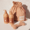 Nocat Studio Voordeelset JORD Met deze Nocat Studio Voordeelset JORD shop je de heerlijk verzorgingsproducten van Nocat Studio nu met extra voordeel! De luxe verzorgingsproducten van Nocat Studio zijn 100% vegan, gemaakt van biologische en natuurlijke ingrediënten en speciaal voor honden pH-gebalanceerd. Veilig en effectief voor alle haartypes en tevens zeer geschikt voor doodles! Heerlijke verzorgingsproducten voor een stralende hond en 100% knuffelgarantie ;) Nocat Studio JORD is natuur in een fles. De frisse geur met tonen van cederhout, mos en patchoeli laat je zintuigen dwalen en herinnert je aan alle geweldige dingen die de natuur te bieden heeft. Duurzame luxe met een gegarandeerde knuffelgeur. Deze voordeelset bestaat uit: - Nocat Studio Cuddle+Care Shampoo JORD   375ml - Nocat Studio Refresh+Detangle Grooming Spray JORD   375ml - Katoenen tas - Canvas speelgoed bot Tip: bestel onze mengfles mee voor de juiste mengverhouding (1:20) Nocat Studio Cuddle+Care Shampoo JORD De Cuddle+Care Shampoo JORD van Nocat Studio is een zachte revitaliserende shampoo. Perfect pH-gebalanceerd voor honden. Duurzame luxe, gemaakt van biologische & natuurlijke ingrediënten met een knuffelgegarandeerde geur. Jord is de natuur in een fles. De frisse en zuivere geur met zachte tonen van cederhout, mos en patchouli zorgt ervoor dat je de hele dag met je hond wilt knuffelen. Zowel de shampoo als de spray maken de vacht zacht en schoon. De producten zijn in samenwerking met trimmers ontwikkeld, de shampoo geeft de vacht maximale volume en is daarnaast ook zacht. Gebruik onze cuddle+care shampoo voor reiniging en de heerlijke 3-in-1 refreh+detangle voor de finishing touch. Crèmespoeling is niet nodig, de verzachtende werking is opgenomen in de spray en kun je dus perfect gebruiken op een natte vacht na het wassen. De shampoo schuimt niet heel erg. Dit komt omdat de minimale hoeveelheid sulfaat is opgenomen om de producten zo puur mogelijk houden en daarmee zo gezond mogelijk voor honden. Nocat Studio Refresh+Detangle Grooming Spray JORD De Refresh+Detangle Grooming Spray JORD van Nocat Studio is een verfrissende 3-in-1 verzorgingsspray. Perfect pH-gebalanceerd voor honden. Gemaakt van biologische & natuurlijke ingrediënten met een knuffelgegarandeerde geur. Jord is de natuur in een fles. Een frisse geur met tonen van cederhout, mos en patchouli herinnert je aan al het moois dat de natuur te bieden heeft. Gebruik in combinatie met de Nocat Studio Cuddle+Care Shampoo JORD na een bad. Of gebruik de Refresh+Detangle Grooming Spray tussendoor, om de vacht op te frissen, te ontklitten voorafgaand aan een borstel beurt en om een frisse geur toe te voegen. Zowel de shampoo als de spray maken de vacht zacht en schoon. De producten zijn in samenwerking met trimmers ontwikkeld, de shampoo geeft de vacht maximale volume en is daarnaast ook zacht. Over Nocat Studio Nocat studio is opgericht door Christina, waarbij haar ruwharige Teckel Otis de grootste inspiratiebron was. Omdat haar Teckel dol is om op de vreemdste plekken te liggen, net als katten, was de bodem gelegd voor de naam; Nocat. Nocat studio is een Nordic beautymerk voor honden. Luxe verzorgingsproducten, 100% vegan, gemaakt van biologische en natuurlijke ingrediënten en speciaal voor honden pH-gebalanceerd. Er zijn 3 verschillende verfrissende geuren JORD (Aarde), LUFT (Lucht) en VAND (Water). Nocat Studio biedt luxe vegan hondenproducten met hoogwaardige natuurlijke ingrediënten, is dierproefvrij, biedt 100% knuffelgarantie en het design is tevens ook nog eens heel erg interieur proof. De nocat studio beauty essentials voor honden Alle nocat studio producten zijn speciaal voor honden pH-gebalanceerd en gemaakt van biologische en natuurlijke ingrediënten, ook nog eens met een gegarandeerde knuffelgeur. De producten schuimen niet heel erg, dit komt omdat ze bij Nocat Studio de minimale hoeveelheid sulfaat hebben opgenomen om de producten zo puur mogelijk houden (en daarmee zo gezond mogelijk voor jouw hond). Bestel Nocat Studio bij A Lot for Doodles Bestel Nocat Studio eenvoudig bij A Lot for Doodles. Of je nu een shampoo zoekt of een heerlijk tussendoortje voor je hond, je slaagt zeker weten met het ruime assortiment wat uit voorraad leverbaar is bij de leukste shop voor jouw hond. Heb je vragen over onze producten of advies nodig wat je het beste kunt bestellen? Neem gerust contact met ons op, we helpen je graag verder!