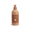 Nocat Studio Voordeelset JORD Met deze Nocat Studio Voordeelset JORD shop je de heerlijk verzorgingsproducten van Nocat Studio nu met extra voordeel! De luxe verzorgingsproducten van Nocat Studio zijn 100% vegan, gemaakt van biologische en natuurlijke ingrediënten en speciaal voor honden pH-gebalanceerd. Veilig en effectief voor alle haartypes en tevens zeer geschikt voor doodles! Heerlijke verzorgingsproducten voor een stralende hond en 100% knuffelgarantie ;) Nocat Studio JORD is natuur in een fles. De frisse geur met tonen van cederhout, mos en patchoeli laat je zintuigen dwalen en herinnert je aan alle geweldige dingen die de natuur te bieden heeft. Duurzame luxe met een gegarandeerde knuffelgeur. Deze voordeelset bestaat uit: - Nocat Studio Cuddle+Care Shampoo JORD   375ml - Nocat Studio Refresh+Detangle Grooming Spray JORD   375ml - Katoenen tas - Canvas speelgoed bot Tip: bestel onze mengfles mee voor de juiste mengverhouding (1:20) Nocat Studio Cuddle+Care Shampoo JORD De Cuddle+Care Shampoo JORD van Nocat Studio is een zachte revitaliserende shampoo. Perfect pH-gebalanceerd voor honden. Duurzame luxe, gemaakt van biologische & natuurlijke ingrediënten met een knuffelgegarandeerde geur. Jord is de natuur in een fles. De frisse en zuivere geur met zachte tonen van cederhout, mos en patchouli zorgt ervoor dat je de hele dag met je hond wilt knuffelen. Zowel de shampoo als de spray maken de vacht zacht en schoon. De producten zijn in samenwerking met trimmers ontwikkeld, de shampoo geeft de vacht maximale volume en is daarnaast ook zacht. Gebruik onze cuddle+care shampoo voor reiniging en de heerlijke 3-in-1 refreh+detangle voor de finishing touch. Crèmespoeling is niet nodig, de verzachtende werking is opgenomen in de spray en kun je dus perfect gebruiken op een natte vacht na het wassen. De shampoo schuimt niet heel erg. Dit komt omdat de minimale hoeveelheid sulfaat is opgenomen om de producten zo puur mogelijk houden en daarmee zo gezond mogelijk voor honden. Nocat Studio Refresh+Detangle Grooming Spray JORD De Refresh+Detangle Grooming Spray JORD van Nocat Studio is een verfrissende 3-in-1 verzorgingsspray. Perfect pH-gebalanceerd voor honden. Gemaakt van biologische & natuurlijke ingrediënten met een knuffelgegarandeerde geur. Jord is de natuur in een fles. Een frisse geur met tonen van cederhout, mos en patchouli herinnert je aan al het moois dat de natuur te bieden heeft. Gebruik in combinatie met de Nocat Studio Cuddle+Care Shampoo JORD na een bad. Of gebruik de Refresh+Detangle Grooming Spray tussendoor, om de vacht op te frissen, te ontklitten voorafgaand aan een borstel beurt en om een frisse geur toe te voegen. Zowel de shampoo als de spray maken de vacht zacht en schoon. De producten zijn in samenwerking met trimmers ontwikkeld, de shampoo geeft de vacht maximale volume en is daarnaast ook zacht. Over Nocat Studio Nocat studio is opgericht door Christina, waarbij haar ruwharige Teckel Otis de grootste inspiratiebron was. Omdat haar Teckel dol is om op de vreemdste plekken te liggen, net als katten, was de bodem gelegd voor de naam; Nocat. Nocat studio is een Nordic beautymerk voor honden. Luxe verzorgingsproducten, 100% vegan, gemaakt van biologische en natuurlijke ingrediënten en speciaal voor honden pH-gebalanceerd. Er zijn 3 verschillende verfrissende geuren JORD (Aarde), LUFT (Lucht) en VAND (Water). Nocat Studio biedt luxe vegan hondenproducten met hoogwaardige natuurlijke ingrediënten, is dierproefvrij, biedt 100% knuffelgarantie en het design is tevens ook nog eens heel erg interieur proof. De nocat studio beauty essentials voor honden Alle nocat studio producten zijn speciaal voor honden pH-gebalanceerd en gemaakt van biologische en natuurlijke ingrediënten, ook nog eens met een gegarandeerde knuffelgeur. De producten schuimen niet heel erg, dit komt omdat ze bij Nocat Studio de minimale hoeveelheid sulfaat hebben opgenomen om de producten zo puur mogelijk houden (en daarmee zo gezond mogelijk voor jouw hond). Bestel Nocat Studio bij A Lot for Doodles Bestel Nocat Studio eenvoudig bij A Lot for Doodles. Of je nu een shampoo zoekt of een heerlijk tussendoortje voor je hond, je slaagt zeker weten met het ruime assortiment wat uit voorraad leverbaar is bij de leukste shop voor jouw hond. Heb je vragen over onze producten of advies nodig wat je het beste kunt bestellen? Neem gerust contact met ons op, we helpen je graag verder!