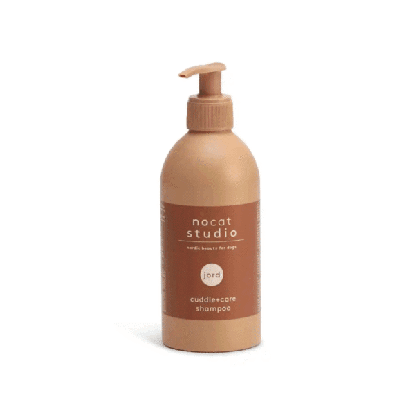 Nocat Studio Voordeelset JORD Met deze Nocat Studio Voordeelset JORD shop je de heerlijk verzorgingsproducten van Nocat Studio nu met extra voordeel! De luxe verzorgingsproducten van Nocat Studio zijn 100% vegan, gemaakt van biologische en natuurlijke ingrediënten en speciaal voor honden pH-gebalanceerd. Veilig en effectief voor alle haartypes en tevens zeer geschikt voor doodles! Heerlijke verzorgingsproducten voor een stralende hond en 100% knuffelgarantie ;) Nocat Studio JORD is natuur in een fles. De frisse geur met tonen van cederhout, mos en patchoeli laat je zintuigen dwalen en herinnert je aan alle geweldige dingen die de natuur te bieden heeft. Duurzame luxe met een gegarandeerde knuffelgeur. Deze voordeelset bestaat uit: - Nocat Studio Cuddle+Care Shampoo JORD   375ml - Nocat Studio Refresh+Detangle Grooming Spray JORD   375ml - Katoenen tas - Canvas speelgoed bot Tip: bestel onze mengfles mee voor de juiste mengverhouding (1:20) Nocat Studio Cuddle+Care Shampoo JORD De Cuddle+Care Shampoo JORD van Nocat Studio is een zachte revitaliserende shampoo. Perfect pH-gebalanceerd voor honden. Duurzame luxe, gemaakt van biologische & natuurlijke ingrediënten met een knuffelgegarandeerde geur. Jord is de natuur in een fles. De frisse en zuivere geur met zachte tonen van cederhout, mos en patchouli zorgt ervoor dat je de hele dag met je hond wilt knuffelen. Zowel de shampoo als de spray maken de vacht zacht en schoon. De producten zijn in samenwerking met trimmers ontwikkeld, de shampoo geeft de vacht maximale volume en is daarnaast ook zacht. Gebruik onze cuddle+care shampoo voor reiniging en de heerlijke 3-in-1 refreh+detangle voor de finishing touch. Crèmespoeling is niet nodig, de verzachtende werking is opgenomen in de spray en kun je dus perfect gebruiken op een natte vacht na het wassen. De shampoo schuimt niet heel erg. Dit komt omdat de minimale hoeveelheid sulfaat is opgenomen om de producten zo puur mogelijk houden en daarmee zo gezond mogelijk voor honden. Nocat Studio Refresh+Detangle Grooming Spray JORD De Refresh+Detangle Grooming Spray JORD van Nocat Studio is een verfrissende 3-in-1 verzorgingsspray. Perfect pH-gebalanceerd voor honden. Gemaakt van biologische & natuurlijke ingrediënten met een knuffelgegarandeerde geur. Jord is de natuur in een fles. Een frisse geur met tonen van cederhout, mos en patchouli herinnert je aan al het moois dat de natuur te bieden heeft. Gebruik in combinatie met de Nocat Studio Cuddle+Care Shampoo JORD na een bad. Of gebruik de Refresh+Detangle Grooming Spray tussendoor, om de vacht op te frissen, te ontklitten voorafgaand aan een borstel beurt en om een frisse geur toe te voegen. Zowel de shampoo als de spray maken de vacht zacht en schoon. De producten zijn in samenwerking met trimmers ontwikkeld, de shampoo geeft de vacht maximale volume en is daarnaast ook zacht. Over Nocat Studio Nocat studio is opgericht door Christina, waarbij haar ruwharige Teckel Otis de grootste inspiratiebron was. Omdat haar Teckel dol is om op de vreemdste plekken te liggen, net als katten, was de bodem gelegd voor de naam; Nocat. Nocat studio is een Nordic beautymerk voor honden. Luxe verzorgingsproducten, 100% vegan, gemaakt van biologische en natuurlijke ingrediënten en speciaal voor honden pH-gebalanceerd. Er zijn 3 verschillende verfrissende geuren JORD (Aarde), LUFT (Lucht) en VAND (Water). Nocat Studio biedt luxe vegan hondenproducten met hoogwaardige natuurlijke ingrediënten, is dierproefvrij, biedt 100% knuffelgarantie en het design is tevens ook nog eens heel erg interieur proof. De nocat studio beauty essentials voor honden Alle nocat studio producten zijn speciaal voor honden pH-gebalanceerd en gemaakt van biologische en natuurlijke ingrediënten, ook nog eens met een gegarandeerde knuffelgeur. De producten schuimen niet heel erg, dit komt omdat ze bij Nocat Studio de minimale hoeveelheid sulfaat hebben opgenomen om de producten zo puur mogelijk houden (en daarmee zo gezond mogelijk voor jouw hond). Bestel Nocat Studio bij A Lot for Doodles Bestel Nocat Studio eenvoudig bij A Lot for Doodles. Of je nu een shampoo zoekt of een heerlijk tussendoortje voor je hond, je slaagt zeker weten met het ruime assortiment wat uit voorraad leverbaar is bij de leukste shop voor jouw hond. Heb je vragen over onze producten of advies nodig wat je het beste kunt bestellen? Neem gerust contact met ons op, we helpen je graag verder!