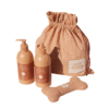 Nocat Studio Voordeelset JORD Met deze Nocat Studio Voordeelset JORD shop je de heerlijk verzorgingsproducten van Nocat Studio nu met extra voordeel! De luxe verzorgingsproducten van Nocat Studio zijn 100% vegan, gemaakt van biologische en natuurlijke ingrediënten en speciaal voor honden pH-gebalanceerd. Veilig en effectief voor alle haartypes en tevens zeer geschikt voor doodles! Heerlijke verzorgingsproducten voor een stralende hond en 100% knuffelgarantie ;) Nocat Studio JORD is natuur in een fles. De frisse geur met tonen van cederhout, mos en patchoeli laat je zintuigen dwalen en herinnert je aan alle geweldige dingen die de natuur te bieden heeft. Duurzame luxe met een gegarandeerde knuffelgeur. Deze voordeelset bestaat uit: - Nocat Studio Cuddle+Care Shampoo JORD   375ml - Nocat Studio Refresh+Detangle Grooming Spray JORD   375ml - Katoenen tas - Canvas speelgoed bot Tip: bestel onze mengfles mee voor de juiste mengverhouding (1:20) Nocat Studio Cuddle+Care Shampoo JORD De Cuddle+Care Shampoo JORD van Nocat Studio is een zachte revitaliserende shampoo. Perfect pH-gebalanceerd voor honden. Duurzame luxe, gemaakt van biologische & natuurlijke ingrediënten met een knuffelgegarandeerde geur. Jord is de natuur in een fles. De frisse en zuivere geur met zachte tonen van cederhout, mos en patchouli zorgt ervoor dat je de hele dag met je hond wilt knuffelen. Zowel de shampoo als de spray maken de vacht zacht en schoon. De producten zijn in samenwerking met trimmers ontwikkeld, de shampoo geeft de vacht maximale volume en is daarnaast ook zacht. Gebruik onze cuddle+care shampoo voor reiniging en de heerlijke 3-in-1 refreh+detangle voor de finishing touch. Crèmespoeling is niet nodig, de verzachtende werking is opgenomen in de spray en kun je dus perfect gebruiken op een natte vacht na het wassen. De shampoo schuimt niet heel erg. Dit komt omdat de minimale hoeveelheid sulfaat is opgenomen om de producten zo puur mogelijk houden en daarmee zo gezond mogelijk voor honden. Nocat Studio Refresh+Detangle Grooming Spray JORD De Refresh+Detangle Grooming Spray JORD van Nocat Studio is een verfrissende 3-in-1 verzorgingsspray. Perfect pH-gebalanceerd voor honden. Gemaakt van biologische & natuurlijke ingrediënten met een knuffelgegarandeerde geur. Jord is de natuur in een fles. Een frisse geur met tonen van cederhout, mos en patchouli herinnert je aan al het moois dat de natuur te bieden heeft. Gebruik in combinatie met de Nocat Studio Cuddle+Care Shampoo JORD na een bad. Of gebruik de Refresh+Detangle Grooming Spray tussendoor, om de vacht op te frissen, te ontklitten voorafgaand aan een borstel beurt en om een frisse geur toe te voegen. Zowel de shampoo als de spray maken de vacht zacht en schoon. De producten zijn in samenwerking met trimmers ontwikkeld, de shampoo geeft de vacht maximale volume en is daarnaast ook zacht. Over Nocat Studio Nocat studio is opgericht door Christina, waarbij haar ruwharige Teckel Otis de grootste inspiratiebron was. Omdat haar Teckel dol is om op de vreemdste plekken te liggen, net als katten, was de bodem gelegd voor de naam; Nocat. Nocat studio is een Nordic beautymerk voor honden. Luxe verzorgingsproducten, 100% vegan, gemaakt van biologische en natuurlijke ingrediënten en speciaal voor honden pH-gebalanceerd. Er zijn 3 verschillende verfrissende geuren JORD (Aarde), LUFT (Lucht) en VAND (Water). Nocat Studio biedt luxe vegan hondenproducten met hoogwaardige natuurlijke ingrediënten, is dierproefvrij, biedt 100% knuffelgarantie en het design is tevens ook nog eens heel erg interieur proof. De nocat studio beauty essentials voor honden Alle nocat studio producten zijn speciaal voor honden pH-gebalanceerd en gemaakt van biologische en natuurlijke ingrediënten, ook nog eens met een gegarandeerde knuffelgeur. De producten schuimen niet heel erg, dit komt omdat ze bij Nocat Studio de minimale hoeveelheid sulfaat hebben opgenomen om de producten zo puur mogelijk houden (en daarmee zo gezond mogelijk voor jouw hond). Bestel Nocat Studio bij A Lot for Doodles Bestel Nocat Studio eenvoudig bij A Lot for Doodles. Of je nu een shampoo zoekt of een heerlijk tussendoortje voor je hond, je slaagt zeker weten met het ruime assortiment wat uit voorraad leverbaar is bij de leukste shop voor jouw hond. Heb je vragen over onze producten of advies nodig wat je het beste kunt bestellen? Neem gerust contact met ons op, we helpen je graag verder!