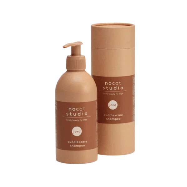 Nocat Studio Voordeelset JORD Met deze Nocat Studio Voordeelset JORD shop je de heerlijk verzorgingsproducten van Nocat Studio nu met extra voordeel! De luxe verzorgingsproducten van Nocat Studio zijn 100% vegan, gemaakt van biologische en natuurlijke ingrediënten en speciaal voor honden pH-gebalanceerd. Veilig en effectief voor alle haartypes en tevens zeer geschikt voor doodles! Heerlijke verzorgingsproducten voor een stralende hond en 100% knuffelgarantie ;) Nocat Studio JORD is natuur in een fles. De frisse geur met tonen van cederhout, mos en patchoeli laat je zintuigen dwalen en herinnert je aan alle geweldige dingen die de natuur te bieden heeft. Duurzame luxe met een gegarandeerde knuffelgeur. Deze voordeelset bestaat uit: - Nocat Studio Cuddle+Care Shampoo JORD   375ml - Nocat Studio Refresh+Detangle Grooming Spray JORD   375ml - Katoenen tas - Canvas speelgoed bot Tip: bestel onze mengfles mee voor de juiste mengverhouding (1:20) Nocat Studio Cuddle+Care Shampoo JORD De Cuddle+Care Shampoo JORD van Nocat Studio is een zachte revitaliserende shampoo. Perfect pH-gebalanceerd voor honden. Duurzame luxe, gemaakt van biologische & natuurlijke ingrediënten met een knuffelgegarandeerde geur. Jord is de natuur in een fles. De frisse en zuivere geur met zachte tonen van cederhout, mos en patchouli zorgt ervoor dat je de hele dag met je hond wilt knuffelen. Zowel de shampoo als de spray maken de vacht zacht en schoon. De producten zijn in samenwerking met trimmers ontwikkeld, de shampoo geeft de vacht maximale volume en is daarnaast ook zacht. Gebruik onze cuddle+care shampoo voor reiniging en de heerlijke 3-in-1 refreh+detangle voor de finishing touch. Crèmespoeling is niet nodig, de verzachtende werking is opgenomen in de spray en kun je dus perfect gebruiken op een natte vacht na het wassen. De shampoo schuimt niet heel erg. Dit komt omdat de minimale hoeveelheid sulfaat is opgenomen om de producten zo puur mogelijk houden en daarmee zo gezond mogelijk voor honden. Nocat Studio Refresh+Detangle Grooming Spray JORD De Refresh+Detangle Grooming Spray JORD van Nocat Studio is een verfrissende 3-in-1 verzorgingsspray. Perfect pH-gebalanceerd voor honden. Gemaakt van biologische & natuurlijke ingrediënten met een knuffelgegarandeerde geur. Jord is de natuur in een fles. Een frisse geur met tonen van cederhout, mos en patchouli herinnert je aan al het moois dat de natuur te bieden heeft. Gebruik in combinatie met de Nocat Studio Cuddle+Care Shampoo JORD na een bad. Of gebruik de Refresh+Detangle Grooming Spray tussendoor, om de vacht op te frissen, te ontklitten voorafgaand aan een borstel beurt en om een frisse geur toe te voegen. Zowel de shampoo als de spray maken de vacht zacht en schoon. De producten zijn in samenwerking met trimmers ontwikkeld, de shampoo geeft de vacht maximale volume en is daarnaast ook zacht. Over Nocat Studio Nocat studio is opgericht door Christina, waarbij haar ruwharige Teckel Otis de grootste inspiratiebron was. Omdat haar Teckel dol is om op de vreemdste plekken te liggen, net als katten, was de bodem gelegd voor de naam; Nocat. Nocat studio is een Nordic beautymerk voor honden. Luxe verzorgingsproducten, 100% vegan, gemaakt van biologische en natuurlijke ingrediënten en speciaal voor honden pH-gebalanceerd. Er zijn 3 verschillende verfrissende geuren JORD (Aarde), LUFT (Lucht) en VAND (Water). Nocat Studio biedt luxe vegan hondenproducten met hoogwaardige natuurlijke ingrediënten, is dierproefvrij, biedt 100% knuffelgarantie en het design is tevens ook nog eens heel erg interieur proof. De nocat studio beauty essentials voor honden Alle nocat studio producten zijn speciaal voor honden pH-gebalanceerd en gemaakt van biologische en natuurlijke ingrediënten, ook nog eens met een gegarandeerde knuffelgeur. De producten schuimen niet heel erg, dit komt omdat ze bij Nocat Studio de minimale hoeveelheid sulfaat hebben opgenomen om de producten zo puur mogelijk houden (en daarmee zo gezond mogelijk voor jouw hond). Bestel Nocat Studio bij A Lot for Doodles Bestel Nocat Studio eenvoudig bij A Lot for Doodles. Of je nu een shampoo zoekt of een heerlijk tussendoortje voor je hond, je slaagt zeker weten met het ruime assortiment wat uit voorraad leverbaar is bij de leukste shop voor jouw hond. Heb je vragen over onze producten of advies nodig wat je het beste kunt bestellen? Neem gerust contact met ons op, we helpen je graag verder!