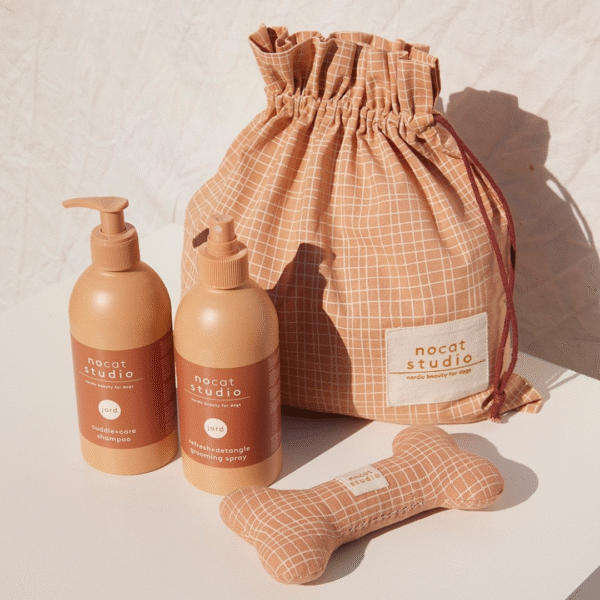Nocat Studio Voordeelset JORD Met deze Nocat Studio Voordeelset JORD shop je de heerlijk verzorgingsproducten van Nocat Studio nu met extra voordeel! De luxe verzorgingsproducten van Nocat Studio zijn 100% vegan, gemaakt van biologische en natuurlijke ingrediënten en speciaal voor honden pH-gebalanceerd. Veilig en effectief voor alle haartypes en tevens zeer geschikt voor doodles! Heerlijke verzorgingsproducten voor een stralende hond en 100% knuffelgarantie ;) Nocat Studio JORD is natuur in een fles. De frisse geur met tonen van cederhout, mos en patchoeli laat je zintuigen dwalen en herinnert je aan alle geweldige dingen die de natuur te bieden heeft. Duurzame luxe met een gegarandeerde knuffelgeur. Deze voordeelset bestaat uit: - Nocat Studio Cuddle+Care Shampoo JORD   375ml - Nocat Studio Refresh+Detangle Grooming Spray JORD   375ml - Katoenen tas - Canvas speelgoed bot Tip: bestel onze mengfles mee voor de juiste mengverhouding (1:20) Nocat Studio Cuddle+Care Shampoo JORD De Cuddle+Care Shampoo JORD van Nocat Studio is een zachte revitaliserende shampoo. Perfect pH-gebalanceerd voor honden. Duurzame luxe, gemaakt van biologische & natuurlijke ingrediënten met een knuffelgegarandeerde geur. Jord is de natuur in een fles. De frisse en zuivere geur met zachte tonen van cederhout, mos en patchouli zorgt ervoor dat je de hele dag met je hond wilt knuffelen. Zowel de shampoo als de spray maken de vacht zacht en schoon. De producten zijn in samenwerking met trimmers ontwikkeld, de shampoo geeft de vacht maximale volume en is daarnaast ook zacht. Gebruik onze cuddle+care shampoo voor reiniging en de heerlijke 3-in-1 refreh+detangle voor de finishing touch. Crèmespoeling is niet nodig, de verzachtende werking is opgenomen in de spray en kun je dus perfect gebruiken op een natte vacht na het wassen. De shampoo schuimt niet heel erg. Dit komt omdat de minimale hoeveelheid sulfaat is opgenomen om de producten zo puur mogelijk houden en daarmee zo gezond mogelijk voor honden. Nocat Studio Refresh+Detangle Grooming Spray JORD De Refresh+Detangle Grooming Spray JORD van Nocat Studio is een verfrissende 3-in-1 verzorgingsspray. Perfect pH-gebalanceerd voor honden. Gemaakt van biologische & natuurlijke ingrediënten met een knuffelgegarandeerde geur. Jord is de natuur in een fles. Een frisse geur met tonen van cederhout, mos en patchouli herinnert je aan al het moois dat de natuur te bieden heeft. Gebruik in combinatie met de Nocat Studio Cuddle+Care Shampoo JORD na een bad. Of gebruik de Refresh+Detangle Grooming Spray tussendoor, om de vacht op te frissen, te ontklitten voorafgaand aan een borstel beurt en om een frisse geur toe te voegen. Zowel de shampoo als de spray maken de vacht zacht en schoon. De producten zijn in samenwerking met trimmers ontwikkeld, de shampoo geeft de vacht maximale volume en is daarnaast ook zacht. Over Nocat Studio Nocat studio is opgericht door Christina, waarbij haar ruwharige Teckel Otis de grootste inspiratiebron was. Omdat haar Teckel dol is om op de vreemdste plekken te liggen, net als katten, was de bodem gelegd voor de naam; Nocat. Nocat studio is een Nordic beautymerk voor honden. Luxe verzorgingsproducten, 100% vegan, gemaakt van biologische en natuurlijke ingrediënten en speciaal voor honden pH-gebalanceerd. Er zijn 3 verschillende verfrissende geuren JORD (Aarde), LUFT (Lucht) en VAND (Water). Nocat Studio biedt luxe vegan hondenproducten met hoogwaardige natuurlijke ingrediënten, is dierproefvrij, biedt 100% knuffelgarantie en het design is tevens ook nog eens heel erg interieur proof. De nocat studio beauty essentials voor honden Alle nocat studio producten zijn speciaal voor honden pH-gebalanceerd en gemaakt van biologische en natuurlijke ingrediënten, ook nog eens met een gegarandeerde knuffelgeur. De producten schuimen niet heel erg, dit komt omdat ze bij Nocat Studio de minimale hoeveelheid sulfaat hebben opgenomen om de producten zo puur mogelijk houden (en daarmee zo gezond mogelijk voor jouw hond). Bestel Nocat Studio bij A Lot for Doodles Bestel Nocat Studio eenvoudig bij A Lot for Doodles. Of je nu een shampoo zoekt of een heerlijk tussendoortje voor je hond, je slaagt zeker weten met het ruime assortiment wat uit voorraad leverbaar is bij de leukste shop voor jouw hond. Heb je vragen over onze producten of advies nodig wat je het beste kunt bestellen? Neem gerust contact met ons op, we helpen je graag verder!