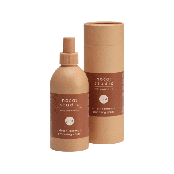 Nocat Studio Voordeelset JORD Met deze Nocat Studio Voordeelset JORD shop je de heerlijk verzorgingsproducten van Nocat Studio nu met extra voordeel! De luxe verzorgingsproducten van Nocat Studio zijn 100% vegan, gemaakt van biologische en natuurlijke ingrediënten en speciaal voor honden pH-gebalanceerd. Veilig en effectief voor alle haartypes en tevens zeer geschikt voor doodles! Heerlijke verzorgingsproducten voor een stralende hond en 100% knuffelgarantie ;) Nocat Studio JORD is natuur in een fles. De frisse geur met tonen van cederhout, mos en patchoeli laat je zintuigen dwalen en herinnert je aan alle geweldige dingen die de natuur te bieden heeft. Duurzame luxe met een gegarandeerde knuffelgeur. Deze voordeelset bestaat uit: - Nocat Studio Cuddle+Care Shampoo JORD   375ml - Nocat Studio Refresh+Detangle Grooming Spray JORD   375ml - Katoenen tas - Canvas speelgoed bot Tip: bestel onze mengfles mee voor de juiste mengverhouding (1:20) Nocat Studio Cuddle+Care Shampoo JORD De Cuddle+Care Shampoo JORD van Nocat Studio is een zachte revitaliserende shampoo. Perfect pH-gebalanceerd voor honden. Duurzame luxe, gemaakt van biologische & natuurlijke ingrediënten met een knuffelgegarandeerde geur. Jord is de natuur in een fles. De frisse en zuivere geur met zachte tonen van cederhout, mos en patchouli zorgt ervoor dat je de hele dag met je hond wilt knuffelen. Zowel de shampoo als de spray maken de vacht zacht en schoon. De producten zijn in samenwerking met trimmers ontwikkeld, de shampoo geeft de vacht maximale volume en is daarnaast ook zacht. Gebruik onze cuddle+care shampoo voor reiniging en de heerlijke 3-in-1 refreh+detangle voor de finishing touch. Crèmespoeling is niet nodig, de verzachtende werking is opgenomen in de spray en kun je dus perfect gebruiken op een natte vacht na het wassen. De shampoo schuimt niet heel erg. Dit komt omdat de minimale hoeveelheid sulfaat is opgenomen om de producten zo puur mogelijk houden en daarmee zo gezond mogelijk voor honden. Nocat Studio Refresh+Detangle Grooming Spray JORD De Refresh+Detangle Grooming Spray JORD van Nocat Studio is een verfrissende 3-in-1 verzorgingsspray. Perfect pH-gebalanceerd voor honden. Gemaakt van biologische & natuurlijke ingrediënten met een knuffelgegarandeerde geur. Jord is de natuur in een fles. Een frisse geur met tonen van cederhout, mos en patchouli herinnert je aan al het moois dat de natuur te bieden heeft. Gebruik in combinatie met de Nocat Studio Cuddle+Care Shampoo JORD na een bad. Of gebruik de Refresh+Detangle Grooming Spray tussendoor, om de vacht op te frissen, te ontklitten voorafgaand aan een borstel beurt en om een frisse geur toe te voegen. Zowel de shampoo als de spray maken de vacht zacht en schoon. De producten zijn in samenwerking met trimmers ontwikkeld, de shampoo geeft de vacht maximale volume en is daarnaast ook zacht. Over Nocat Studio Nocat studio is opgericht door Christina, waarbij haar ruwharige Teckel Otis de grootste inspiratiebron was. Omdat haar Teckel dol is om op de vreemdste plekken te liggen, net als katten, was de bodem gelegd voor de naam; Nocat. Nocat studio is een Nordic beautymerk voor honden. Luxe verzorgingsproducten, 100% vegan, gemaakt van biologische en natuurlijke ingrediënten en speciaal voor honden pH-gebalanceerd. Er zijn 3 verschillende verfrissende geuren JORD (Aarde), LUFT (Lucht) en VAND (Water). Nocat Studio biedt luxe vegan hondenproducten met hoogwaardige natuurlijke ingrediënten, is dierproefvrij, biedt 100% knuffelgarantie en het design is tevens ook nog eens heel erg interieur proof. De nocat studio beauty essentials voor honden Alle nocat studio producten zijn speciaal voor honden pH-gebalanceerd en gemaakt van biologische en natuurlijke ingrediënten, ook nog eens met een gegarandeerde knuffelgeur. De producten schuimen niet heel erg, dit komt omdat ze bij Nocat Studio de minimale hoeveelheid sulfaat hebben opgenomen om de producten zo puur mogelijk houden (en daarmee zo gezond mogelijk voor jouw hond). Bestel Nocat Studio bij A Lot for Doodles Bestel Nocat Studio eenvoudig bij A Lot for Doodles. Of je nu een shampoo zoekt of een heerlijk tussendoortje voor je hond, je slaagt zeker weten met het ruime assortiment wat uit voorraad leverbaar is bij de leukste shop voor jouw hond. Heb je vragen over onze producten of advies nodig wat je het beste kunt bestellen? Neem gerust contact met ons op, we helpen je graag verder!