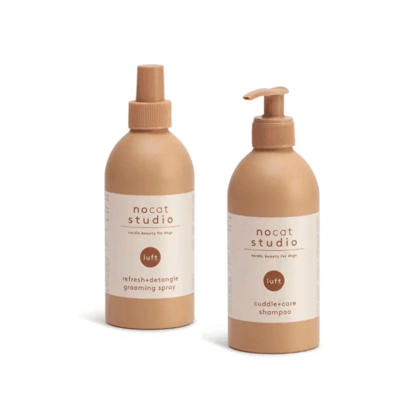 Nocat Studio Voordeelset LUFT Met deze Nocat Studio Voordeelset LUFT shop je de heerlijk verzorgingsproducten van Nocat Studio nu met extra voordeel! De luxe verzorgingsproducten van Nocat Studio zijn 100% vegan, gemaakt van biologische en natuurlijke ingrediënten en speciaal voor honden pH-gebalanceerd. Veilig en effectief voor alle haartypes en tevens zeer geschikt voor doodles! Heerlijke verzorgingsproducten voor een stralende hond en 100% knuffelgarantie ;) Nocat Studio Voordeelset LUFT is vers gewassen linnen in een fles. De frisse en schone geur met zachte tonen van Ozon Accord, Meloen en Meidoorn nodigt uit om de hele dag met je hond te knuffelen. Duurzame luxe met een gegarandeerde knuffelgeur. Deze Nocat Studio Voordeelset LUFT bestaat uit: - Nocat Studio Cuddle+Care Shampoo LUFT   375ml - Nocat Studio Refresh+Detangle Grooming Spray LUFT   375ml - Katoenen tas - Canvas speelgoed bot Tip: bestel onze mengfles mee voor de juiste mengverhouding (1:20) Nocat Studio Cuddle+Care Shampoo LUFT De Cuddle+Care Shampoo LUFT van Nocat Studio is een zachte revitaliserende shampoo. Perfect pH-gebalanceerd voor honden. Duurzame luxe, gemaakt van biologische & natuurlijke ingrediënten met een gegarandeerde knuffel geur. Nocat Studio LUFT is vers gewassen linnen in een fles. De frisse en schone geur met zachte tonen van Ozon Accord, Meloen en Meidoorn nodigt uit om de hele dag met je hond te knuffelen. Zowel de shampoo als de spray maken de vacht zacht en schoon. De producten zijn in samenwerking met trimmers ontwikkeld, de shampoo geeft de vacht maximale volume en is daarnaast ook zacht. Gebruik onze cuddle+care shampoo voor reiniging en de heerlijke 3-in-1 refreh+detangle voor de finishing touch. Crèmespoeling is niet nodig, de verzachtende werking is opgenomen in de spray en kun je dus perfect gebruiken op een natte vacht na het wassen. De shampoo schuimt niet heel erg. Dit komt omdat de minimale hoeveelheid sulfaat is opgenomen om de producten zo puur mogelijk houden en daarmee zo gezond mogelijk voor honden. Nocat Studio Refresh+Detangle Grooming Spray LUFT De Refresh+Detangle Grooming Spray LUFT van Nocat Studio is een verfrissende 3-in-1 verzorgingsspray. Perfect pH-gebalanceerd voor honden. Gemaakt van biologische & natuurlijke ingrediënten met een gegarandeerde knuffel geur. Nocat Studio LUFT is vers gewassen linnen in een fles. De frisse en schone geur met zachte tonen van Ozon Accord, Meloen en Meidoorn nodigt uit om de hele dag met je hond te knuffelen. Gebruik in combinatie met de Nocat Studio Cuddle+Care Shampoo LUFT na een bad. Of gebruik de Refresh+Detangle Grooming Spray tussendoor, om de vacht op te frissen, te ontklitten voorafgaand aan een borstel beurt en om een frisse geur toe te voegen. Zowel de shampoo als de spray maken de vacht zacht en schoon. De producten zijn in samenwerking met trimmers ontwikkeld, de shampoo geeft de vacht maximale volume en is daarnaast ook zacht. Over Nocat Studio Nocat studio is opgericht door Christina, waarbij haar ruwharige Teckel Otis de grootste inspiratiebron was. Omdat haar Teckel dol is om op de vreemdste plekken te liggen, net als katten, was de bodem gelegd voor de naam; Nocat. Nocat studio is een Nordic beautymerk voor honden. Luxe verzorgingsproducten, 100% vegan, gemaakt van biologische en natuurlijke ingrediënten en speciaal voor honden pH-gebalanceerd. Er zijn 3 verschillende verfrissende geuren JORD (Aarde), LUFT (Lucht) en VAND (Water). Nocat Studio biedt luxe vegan hondenproducten met hoogwaardige natuurlijke ingrediënten, is dierproefvrij, biedt 100% knuffelgarantie en het design is tevens ook nog eens heel erg interieur proof. De nocat studio beauty essentials voor honden Alle nocat studio producten zijn speciaal voor honden pH-gebalanceerd en gemaakt van biologische en natuurlijke ingrediënten, ook nog eens met een gegarandeerde knuffelgeur. De producten schuimen niet heel erg, dit komt omdat ze bij Nocat Studio de minimale hoeveelheid sulfaat hebben opgenomen om de producten zo puur mogelijk houden (en daarmee zo gezond mogelijk voor jouw hond). Bestel Nocat Studio bij A Lot for Doodles Bestel Nocat Studio eenvoudig bij A Lot for Doodles. Of je nu een shampoo zoekt of een heerlijk tussendoortje voor je hond, je slaagt zeker weten met het ruime assortiment wat uit voorraad leverbaar is bij de leukste shop voor jouw hond. Heb je vragen over onze producten of advies nodig wat je het beste kunt bestellen? Neem gerust contact met ons op, we helpen je graag verder! Volg A Lot for Doodles op Social Media Blijf op de hoogte van de leukste producten voor jouw hond. Volg ons op Instagram en Facebook.