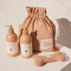 Nocat Studio Voordeelset LUFT Met deze Nocat Studio Voordeelset LUFT shop je de heerlijk verzorgingsproducten van Nocat Studio nu met extra voordeel! De luxe verzorgingsproducten van Nocat Studio zijn 100% vegan, gemaakt van biologische en natuurlijke ingrediënten en speciaal voor honden pH-gebalanceerd. Veilig en effectief voor alle haartypes en tevens zeer geschikt voor doodles! Heerlijke verzorgingsproducten voor een stralende hond en 100% knuffelgarantie ;) Nocat Studio Voordeelset LUFT is vers gewassen linnen in een fles. De frisse en schone geur met zachte tonen van Ozon Accord, Meloen en Meidoorn nodigt uit om de hele dag met je hond te knuffelen. Duurzame luxe met een gegarandeerde knuffelgeur. Deze Nocat Studio Voordeelset LUFT bestaat uit: - Nocat Studio Cuddle+Care Shampoo LUFT   375ml - Nocat Studio Refresh+Detangle Grooming Spray LUFT   375ml - Katoenen tas - Canvas speelgoed bot Tip: bestel onze mengfles mee voor de juiste mengverhouding (1:20) Nocat Studio Cuddle+Care Shampoo LUFT De Cuddle+Care Shampoo LUFT van Nocat Studio is een zachte revitaliserende shampoo. Perfect pH-gebalanceerd voor honden. Duurzame luxe, gemaakt van biologische & natuurlijke ingrediënten met een gegarandeerde knuffel geur. Nocat Studio LUFT is vers gewassen linnen in een fles. De frisse en schone geur met zachte tonen van Ozon Accord, Meloen en Meidoorn nodigt uit om de hele dag met je hond te knuffelen. Zowel de shampoo als de spray maken de vacht zacht en schoon. De producten zijn in samenwerking met trimmers ontwikkeld, de shampoo geeft de vacht maximale volume en is daarnaast ook zacht. Gebruik onze cuddle+care shampoo voor reiniging en de heerlijke 3-in-1 refreh+detangle voor de finishing touch. Crèmespoeling is niet nodig, de verzachtende werking is opgenomen in de spray en kun je dus perfect gebruiken op een natte vacht na het wassen. De shampoo schuimt niet heel erg. Dit komt omdat de minimale hoeveelheid sulfaat is opgenomen om de producten zo puur mogelijk houden en daarmee zo gezond mogelijk voor honden. Nocat Studio Refresh+Detangle Grooming Spray LUFT De Refresh+Detangle Grooming Spray LUFT van Nocat Studio is een verfrissende 3-in-1 verzorgingsspray. Perfect pH-gebalanceerd voor honden. Gemaakt van biologische & natuurlijke ingrediënten met een gegarandeerde knuffel geur. Nocat Studio LUFT is vers gewassen linnen in een fles. De frisse en schone geur met zachte tonen van Ozon Accord, Meloen en Meidoorn nodigt uit om de hele dag met je hond te knuffelen. Gebruik in combinatie met de Nocat Studio Cuddle+Care Shampoo LUFT na een bad. Of gebruik de Refresh+Detangle Grooming Spray tussendoor, om de vacht op te frissen, te ontklitten voorafgaand aan een borstel beurt en om een frisse geur toe te voegen. Zowel de shampoo als de spray maken de vacht zacht en schoon. De producten zijn in samenwerking met trimmers ontwikkeld, de shampoo geeft de vacht maximale volume en is daarnaast ook zacht. Over Nocat Studio Nocat studio is opgericht door Christina, waarbij haar ruwharige Teckel Otis de grootste inspiratiebron was. Omdat haar Teckel dol is om op de vreemdste plekken te liggen, net als katten, was de bodem gelegd voor de naam; Nocat. Nocat studio is een Nordic beautymerk voor honden. Luxe verzorgingsproducten, 100% vegan, gemaakt van biologische en natuurlijke ingrediënten en speciaal voor honden pH-gebalanceerd. Er zijn 3 verschillende verfrissende geuren JORD (Aarde), LUFT (Lucht) en VAND (Water). Nocat Studio biedt luxe vegan hondenproducten met hoogwaardige natuurlijke ingrediënten, is dierproefvrij, biedt 100% knuffelgarantie en het design is tevens ook nog eens heel erg interieur proof. De nocat studio beauty essentials voor honden Alle nocat studio producten zijn speciaal voor honden pH-gebalanceerd en gemaakt van biologische en natuurlijke ingrediënten, ook nog eens met een gegarandeerde knuffelgeur. De producten schuimen niet heel erg, dit komt omdat ze bij Nocat Studio de minimale hoeveelheid sulfaat hebben opgenomen om de producten zo puur mogelijk houden (en daarmee zo gezond mogelijk voor jouw hond). Bestel Nocat Studio bij A Lot for Doodles Bestel Nocat Studio eenvoudig bij A Lot for Doodles. Of je nu een shampoo zoekt of een heerlijk tussendoortje voor je hond, je slaagt zeker weten met het ruime assortiment wat uit voorraad leverbaar is bij de leukste shop voor jouw hond. Heb je vragen over onze producten of advies nodig wat je het beste kunt bestellen? Neem gerust contact met ons op, we helpen je graag verder! Volg A Lot for Doodles op Social Media Blijf op de hoogte van de leukste producten voor jouw hond. Volg ons op Instagram en Facebook.