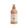 Nocat Studio Voordeelset LUFT Met deze Nocat Studio Voordeelset LUFT shop je de heerlijk verzorgingsproducten van Nocat Studio nu met extra voordeel! De luxe verzorgingsproducten van Nocat Studio zijn 100% vegan, gemaakt van biologische en natuurlijke ingrediënten en speciaal voor honden pH-gebalanceerd. Veilig en effectief voor alle haartypes en tevens zeer geschikt voor doodles! Heerlijke verzorgingsproducten voor een stralende hond en 100% knuffelgarantie ;) Nocat Studio Voordeelset LUFT is vers gewassen linnen in een fles. De frisse en schone geur met zachte tonen van Ozon Accord, Meloen en Meidoorn nodigt uit om de hele dag met je hond te knuffelen. Duurzame luxe met een gegarandeerde knuffelgeur. Deze Nocat Studio Voordeelset LUFT bestaat uit: - Nocat Studio Cuddle+Care Shampoo LUFT   375ml - Nocat Studio Refresh+Detangle Grooming Spray LUFT   375ml - Katoenen tas - Canvas speelgoed bot Tip: bestel onze mengfles mee voor de juiste mengverhouding (1:20) Nocat Studio Cuddle+Care Shampoo LUFT De Cuddle+Care Shampoo LUFT van Nocat Studio is een zachte revitaliserende shampoo. Perfect pH-gebalanceerd voor honden. Duurzame luxe, gemaakt van biologische & natuurlijke ingrediënten met een gegarandeerde knuffel geur. Nocat Studio LUFT is vers gewassen linnen in een fles. De frisse en schone geur met zachte tonen van Ozon Accord, Meloen en Meidoorn nodigt uit om de hele dag met je hond te knuffelen. Zowel de shampoo als de spray maken de vacht zacht en schoon. De producten zijn in samenwerking met trimmers ontwikkeld, de shampoo geeft de vacht maximale volume en is daarnaast ook zacht. Gebruik onze cuddle+care shampoo voor reiniging en de heerlijke 3-in-1 refreh+detangle voor de finishing touch. Crèmespoeling is niet nodig, de verzachtende werking is opgenomen in de spray en kun je dus perfect gebruiken op een natte vacht na het wassen. De shampoo schuimt niet heel erg. Dit komt omdat de minimale hoeveelheid sulfaat is opgenomen om de producten zo puur mogelijk houden en daarmee zo gezond mogelijk voor honden. Nocat Studio Refresh+Detangle Grooming Spray LUFT De Refresh+Detangle Grooming Spray LUFT van Nocat Studio is een verfrissende 3-in-1 verzorgingsspray. Perfect pH-gebalanceerd voor honden. Gemaakt van biologische & natuurlijke ingrediënten met een gegarandeerde knuffel geur. Nocat Studio LUFT is vers gewassen linnen in een fles. De frisse en schone geur met zachte tonen van Ozon Accord, Meloen en Meidoorn nodigt uit om de hele dag met je hond te knuffelen. Gebruik in combinatie met de Nocat Studio Cuddle+Care Shampoo LUFT na een bad. Of gebruik de Refresh+Detangle Grooming Spray tussendoor, om de vacht op te frissen, te ontklitten voorafgaand aan een borstel beurt en om een frisse geur toe te voegen. Zowel de shampoo als de spray maken de vacht zacht en schoon. De producten zijn in samenwerking met trimmers ontwikkeld, de shampoo geeft de vacht maximale volume en is daarnaast ook zacht. Over Nocat Studio Nocat studio is opgericht door Christina, waarbij haar ruwharige Teckel Otis de grootste inspiratiebron was. Omdat haar Teckel dol is om op de vreemdste plekken te liggen, net als katten, was de bodem gelegd voor de naam; Nocat. Nocat studio is een Nordic beautymerk voor honden. Luxe verzorgingsproducten, 100% vegan, gemaakt van biologische en natuurlijke ingrediënten en speciaal voor honden pH-gebalanceerd. Er zijn 3 verschillende verfrissende geuren JORD (Aarde), LUFT (Lucht) en VAND (Water). Nocat Studio biedt luxe vegan hondenproducten met hoogwaardige natuurlijke ingrediënten, is dierproefvrij, biedt 100% knuffelgarantie en het design is tevens ook nog eens heel erg interieur proof. De nocat studio beauty essentials voor honden Alle nocat studio producten zijn speciaal voor honden pH-gebalanceerd en gemaakt van biologische en natuurlijke ingrediënten, ook nog eens met een gegarandeerde knuffelgeur. De producten schuimen niet heel erg, dit komt omdat ze bij Nocat Studio de minimale hoeveelheid sulfaat hebben opgenomen om de producten zo puur mogelijk houden (en daarmee zo gezond mogelijk voor jouw hond). Bestel Nocat Studio bij A Lot for Doodles Bestel Nocat Studio eenvoudig bij A Lot for Doodles. Of je nu een shampoo zoekt of een heerlijk tussendoortje voor je hond, je slaagt zeker weten met het ruime assortiment wat uit voorraad leverbaar is bij de leukste shop voor jouw hond. Heb je vragen over onze producten of advies nodig wat je het beste kunt bestellen? Neem gerust contact met ons op, we helpen je graag verder! Volg A Lot for Doodles op Social Media Blijf op de hoogte van de leukste producten voor jouw hond. Volg ons op Instagram en Facebook.