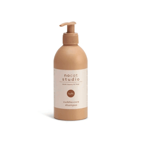 Nocat Studio Voordeelset LUFT Met deze Nocat Studio Voordeelset LUFT shop je de heerlijk verzorgingsproducten van Nocat Studio nu met extra voordeel! De luxe verzorgingsproducten van Nocat Studio zijn 100% vegan, gemaakt van biologische en natuurlijke ingrediënten en speciaal voor honden pH-gebalanceerd. Veilig en effectief voor alle haartypes en tevens zeer geschikt voor doodles! Heerlijke verzorgingsproducten voor een stralende hond en 100% knuffelgarantie ;) Nocat Studio Voordeelset LUFT is vers gewassen linnen in een fles. De frisse en schone geur met zachte tonen van Ozon Accord, Meloen en Meidoorn nodigt uit om de hele dag met je hond te knuffelen. Duurzame luxe met een gegarandeerde knuffelgeur. Deze Nocat Studio Voordeelset LUFT bestaat uit: - Nocat Studio Cuddle+Care Shampoo LUFT   375ml - Nocat Studio Refresh+Detangle Grooming Spray LUFT   375ml - Katoenen tas - Canvas speelgoed bot Tip: bestel onze mengfles mee voor de juiste mengverhouding (1:20) Nocat Studio Cuddle+Care Shampoo LUFT De Cuddle+Care Shampoo LUFT van Nocat Studio is een zachte revitaliserende shampoo. Perfect pH-gebalanceerd voor honden. Duurzame luxe, gemaakt van biologische & natuurlijke ingrediënten met een gegarandeerde knuffel geur. Nocat Studio LUFT is vers gewassen linnen in een fles. De frisse en schone geur met zachte tonen van Ozon Accord, Meloen en Meidoorn nodigt uit om de hele dag met je hond te knuffelen. Zowel de shampoo als de spray maken de vacht zacht en schoon. De producten zijn in samenwerking met trimmers ontwikkeld, de shampoo geeft de vacht maximale volume en is daarnaast ook zacht. Gebruik onze cuddle+care shampoo voor reiniging en de heerlijke 3-in-1 refreh+detangle voor de finishing touch. Crèmespoeling is niet nodig, de verzachtende werking is opgenomen in de spray en kun je dus perfect gebruiken op een natte vacht na het wassen. De shampoo schuimt niet heel erg. Dit komt omdat de minimale hoeveelheid sulfaat is opgenomen om de producten zo puur mogelijk houden en daarmee zo gezond mogelijk voor honden. Nocat Studio Refresh+Detangle Grooming Spray LUFT De Refresh+Detangle Grooming Spray LUFT van Nocat Studio is een verfrissende 3-in-1 verzorgingsspray. Perfect pH-gebalanceerd voor honden. Gemaakt van biologische & natuurlijke ingrediënten met een gegarandeerde knuffel geur. Nocat Studio LUFT is vers gewassen linnen in een fles. De frisse en schone geur met zachte tonen van Ozon Accord, Meloen en Meidoorn nodigt uit om de hele dag met je hond te knuffelen. Gebruik in combinatie met de Nocat Studio Cuddle+Care Shampoo LUFT na een bad. Of gebruik de Refresh+Detangle Grooming Spray tussendoor, om de vacht op te frissen, te ontklitten voorafgaand aan een borstel beurt en om een frisse geur toe te voegen. Zowel de shampoo als de spray maken de vacht zacht en schoon. De producten zijn in samenwerking met trimmers ontwikkeld, de shampoo geeft de vacht maximale volume en is daarnaast ook zacht. Over Nocat Studio Nocat studio is opgericht door Christina, waarbij haar ruwharige Teckel Otis de grootste inspiratiebron was. Omdat haar Teckel dol is om op de vreemdste plekken te liggen, net als katten, was de bodem gelegd voor de naam; Nocat. Nocat studio is een Nordic beautymerk voor honden. Luxe verzorgingsproducten, 100% vegan, gemaakt van biologische en natuurlijke ingrediënten en speciaal voor honden pH-gebalanceerd. Er zijn 3 verschillende verfrissende geuren JORD (Aarde), LUFT (Lucht) en VAND (Water). Nocat Studio biedt luxe vegan hondenproducten met hoogwaardige natuurlijke ingrediënten, is dierproefvrij, biedt 100% knuffelgarantie en het design is tevens ook nog eens heel erg interieur proof. De nocat studio beauty essentials voor honden Alle nocat studio producten zijn speciaal voor honden pH-gebalanceerd en gemaakt van biologische en natuurlijke ingrediënten, ook nog eens met een gegarandeerde knuffelgeur. De producten schuimen niet heel erg, dit komt omdat ze bij Nocat Studio de minimale hoeveelheid sulfaat hebben opgenomen om de producten zo puur mogelijk houden (en daarmee zo gezond mogelijk voor jouw hond). Bestel Nocat Studio bij A Lot for Doodles Bestel Nocat Studio eenvoudig bij A Lot for Doodles. Of je nu een shampoo zoekt of een heerlijk tussendoortje voor je hond, je slaagt zeker weten met het ruime assortiment wat uit voorraad leverbaar is bij de leukste shop voor jouw hond. Heb je vragen over onze producten of advies nodig wat je het beste kunt bestellen? Neem gerust contact met ons op, we helpen je graag verder! Volg A Lot for Doodles op Social Media Blijf op de hoogte van de leukste producten voor jouw hond. Volg ons op Instagram en Facebook.