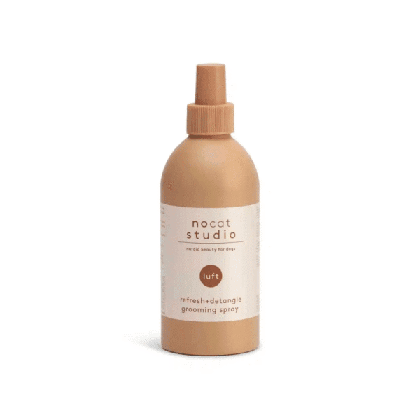 Nocat Studio Voordeelset LUFT Met deze Nocat Studio Voordeelset LUFT shop je de heerlijk verzorgingsproducten van Nocat Studio nu met extra voordeel! De luxe verzorgingsproducten van Nocat Studio zijn 100% vegan, gemaakt van biologische en natuurlijke ingrediënten en speciaal voor honden pH-gebalanceerd. Veilig en effectief voor alle haartypes en tevens zeer geschikt voor doodles! Heerlijke verzorgingsproducten voor een stralende hond en 100% knuffelgarantie ;) Nocat Studio Voordeelset LUFT is vers gewassen linnen in een fles. De frisse en schone geur met zachte tonen van Ozon Accord, Meloen en Meidoorn nodigt uit om de hele dag met je hond te knuffelen. Duurzame luxe met een gegarandeerde knuffelgeur. Deze Nocat Studio Voordeelset LUFT bestaat uit: - Nocat Studio Cuddle+Care Shampoo LUFT   375ml - Nocat Studio Refresh+Detangle Grooming Spray LUFT   375ml - Katoenen tas - Canvas speelgoed bot Tip: bestel onze mengfles mee voor de juiste mengverhouding (1:20) Nocat Studio Cuddle+Care Shampoo LUFT De Cuddle+Care Shampoo LUFT van Nocat Studio is een zachte revitaliserende shampoo. Perfect pH-gebalanceerd voor honden. Duurzame luxe, gemaakt van biologische & natuurlijke ingrediënten met een gegarandeerde knuffel geur. Nocat Studio LUFT is vers gewassen linnen in een fles. De frisse en schone geur met zachte tonen van Ozon Accord, Meloen en Meidoorn nodigt uit om de hele dag met je hond te knuffelen. Zowel de shampoo als de spray maken de vacht zacht en schoon. De producten zijn in samenwerking met trimmers ontwikkeld, de shampoo geeft de vacht maximale volume en is daarnaast ook zacht. Gebruik onze cuddle+care shampoo voor reiniging en de heerlijke 3-in-1 refreh+detangle voor de finishing touch. Crèmespoeling is niet nodig, de verzachtende werking is opgenomen in de spray en kun je dus perfect gebruiken op een natte vacht na het wassen. De shampoo schuimt niet heel erg. Dit komt omdat de minimale hoeveelheid sulfaat is opgenomen om de producten zo puur mogelijk houden en daarmee zo gezond mogelijk voor honden. Nocat Studio Refresh+Detangle Grooming Spray LUFT De Refresh+Detangle Grooming Spray LUFT van Nocat Studio is een verfrissende 3-in-1 verzorgingsspray. Perfect pH-gebalanceerd voor honden. Gemaakt van biologische & natuurlijke ingrediënten met een gegarandeerde knuffel geur. Nocat Studio LUFT is vers gewassen linnen in een fles. De frisse en schone geur met zachte tonen van Ozon Accord, Meloen en Meidoorn nodigt uit om de hele dag met je hond te knuffelen. Gebruik in combinatie met de Nocat Studio Cuddle+Care Shampoo LUFT na een bad. Of gebruik de Refresh+Detangle Grooming Spray tussendoor, om de vacht op te frissen, te ontklitten voorafgaand aan een borstel beurt en om een frisse geur toe te voegen. Zowel de shampoo als de spray maken de vacht zacht en schoon. De producten zijn in samenwerking met trimmers ontwikkeld, de shampoo geeft de vacht maximale volume en is daarnaast ook zacht. Over Nocat Studio Nocat studio is opgericht door Christina, waarbij haar ruwharige Teckel Otis de grootste inspiratiebron was. Omdat haar Teckel dol is om op de vreemdste plekken te liggen, net als katten, was de bodem gelegd voor de naam; Nocat. Nocat studio is een Nordic beautymerk voor honden. Luxe verzorgingsproducten, 100% vegan, gemaakt van biologische en natuurlijke ingrediënten en speciaal voor honden pH-gebalanceerd. Er zijn 3 verschillende verfrissende geuren JORD (Aarde), LUFT (Lucht) en VAND (Water). Nocat Studio biedt luxe vegan hondenproducten met hoogwaardige natuurlijke ingrediënten, is dierproefvrij, biedt 100% knuffelgarantie en het design is tevens ook nog eens heel erg interieur proof. De nocat studio beauty essentials voor honden Alle nocat studio producten zijn speciaal voor honden pH-gebalanceerd en gemaakt van biologische en natuurlijke ingrediënten, ook nog eens met een gegarandeerde knuffelgeur. De producten schuimen niet heel erg, dit komt omdat ze bij Nocat Studio de minimale hoeveelheid sulfaat hebben opgenomen om de producten zo puur mogelijk houden (en daarmee zo gezond mogelijk voor jouw hond). Bestel Nocat Studio bij A Lot for Doodles Bestel Nocat Studio eenvoudig bij A Lot for Doodles. Of je nu een shampoo zoekt of een heerlijk tussendoortje voor je hond, je slaagt zeker weten met het ruime assortiment wat uit voorraad leverbaar is bij de leukste shop voor jouw hond. Heb je vragen over onze producten of advies nodig wat je het beste kunt bestellen? Neem gerust contact met ons op, we helpen je graag verder! Volg A Lot for Doodles op Social Media Blijf op de hoogte van de leukste producten voor jouw hond. Volg ons op Instagram en Facebook.