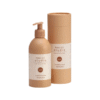 Nocat Studio Voordeelset LUFT Met deze Nocat Studio Voordeelset LUFT shop je de heerlijk verzorgingsproducten van Nocat Studio nu met extra voordeel! De luxe verzorgingsproducten van Nocat Studio zijn 100% vegan, gemaakt van biologische en natuurlijke ingrediënten en speciaal voor honden pH-gebalanceerd. Veilig en effectief voor alle haartypes en tevens zeer geschikt voor doodles! Heerlijke verzorgingsproducten voor een stralende hond en 100% knuffelgarantie ;) Nocat Studio Voordeelset LUFT is vers gewassen linnen in een fles. De frisse en schone geur met zachte tonen van Ozon Accord, Meloen en Meidoorn nodigt uit om de hele dag met je hond te knuffelen. Duurzame luxe met een gegarandeerde knuffelgeur. Deze Nocat Studio Voordeelset LUFT bestaat uit: - Nocat Studio Cuddle+Care Shampoo LUFT   375ml - Nocat Studio Refresh+Detangle Grooming Spray LUFT   375ml - Katoenen tas - Canvas speelgoed bot Tip: bestel onze mengfles mee voor de juiste mengverhouding (1:20) Nocat Studio Cuddle+Care Shampoo LUFT De Cuddle+Care Shampoo LUFT van Nocat Studio is een zachte revitaliserende shampoo. Perfect pH-gebalanceerd voor honden. Duurzame luxe, gemaakt van biologische & natuurlijke ingrediënten met een gegarandeerde knuffel geur. Nocat Studio LUFT is vers gewassen linnen in een fles. De frisse en schone geur met zachte tonen van Ozon Accord, Meloen en Meidoorn nodigt uit om de hele dag met je hond te knuffelen. Zowel de shampoo als de spray maken de vacht zacht en schoon. De producten zijn in samenwerking met trimmers ontwikkeld, de shampoo geeft de vacht maximale volume en is daarnaast ook zacht. Gebruik onze cuddle+care shampoo voor reiniging en de heerlijke 3-in-1 refreh+detangle voor de finishing touch. Crèmespoeling is niet nodig, de verzachtende werking is opgenomen in de spray en kun je dus perfect gebruiken op een natte vacht na het wassen. De shampoo schuimt niet heel erg. Dit komt omdat de minimale hoeveelheid sulfaat is opgenomen om de producten zo puur mogelijk houden en daarmee zo gezond mogelijk voor honden. Nocat Studio Refresh+Detangle Grooming Spray LUFT De Refresh+Detangle Grooming Spray LUFT van Nocat Studio is een verfrissende 3-in-1 verzorgingsspray. Perfect pH-gebalanceerd voor honden. Gemaakt van biologische & natuurlijke ingrediënten met een gegarandeerde knuffel geur. Nocat Studio LUFT is vers gewassen linnen in een fles. De frisse en schone geur met zachte tonen van Ozon Accord, Meloen en Meidoorn nodigt uit om de hele dag met je hond te knuffelen. Gebruik in combinatie met de Nocat Studio Cuddle+Care Shampoo LUFT na een bad. Of gebruik de Refresh+Detangle Grooming Spray tussendoor, om de vacht op te frissen, te ontklitten voorafgaand aan een borstel beurt en om een frisse geur toe te voegen. Zowel de shampoo als de spray maken de vacht zacht en schoon. De producten zijn in samenwerking met trimmers ontwikkeld, de shampoo geeft de vacht maximale volume en is daarnaast ook zacht. Over Nocat Studio Nocat studio is opgericht door Christina, waarbij haar ruwharige Teckel Otis de grootste inspiratiebron was. Omdat haar Teckel dol is om op de vreemdste plekken te liggen, net als katten, was de bodem gelegd voor de naam; Nocat. Nocat studio is een Nordic beautymerk voor honden. Luxe verzorgingsproducten, 100% vegan, gemaakt van biologische en natuurlijke ingrediënten en speciaal voor honden pH-gebalanceerd. Er zijn 3 verschillende verfrissende geuren JORD (Aarde), LUFT (Lucht) en VAND (Water). Nocat Studio biedt luxe vegan hondenproducten met hoogwaardige natuurlijke ingrediënten, is dierproefvrij, biedt 100% knuffelgarantie en het design is tevens ook nog eens heel erg interieur proof. De nocat studio beauty essentials voor honden Alle nocat studio producten zijn speciaal voor honden pH-gebalanceerd en gemaakt van biologische en natuurlijke ingrediënten, ook nog eens met een gegarandeerde knuffelgeur. De producten schuimen niet heel erg, dit komt omdat ze bij Nocat Studio de minimale hoeveelheid sulfaat hebben opgenomen om de producten zo puur mogelijk houden (en daarmee zo gezond mogelijk voor jouw hond). Bestel Nocat Studio bij A Lot for Doodles Bestel Nocat Studio eenvoudig bij A Lot for Doodles. Of je nu een shampoo zoekt of een heerlijk tussendoortje voor je hond, je slaagt zeker weten met het ruime assortiment wat uit voorraad leverbaar is bij de leukste shop voor jouw hond. Heb je vragen over onze producten of advies nodig wat je het beste kunt bestellen? Neem gerust contact met ons op, we helpen je graag verder! Volg A Lot for Doodles op Social Media Blijf op de hoogte van de leukste producten voor jouw hond. Volg ons op Instagram en Facebook.