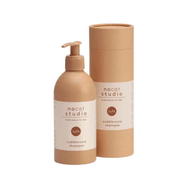 Nocat Studio Voordeelset LUFT Met deze Nocat Studio Voordeelset LUFT shop je de heerlijk verzorgingsproducten van Nocat Studio nu met extra voordeel! De luxe verzorgingsproducten van Nocat Studio zijn 100% vegan, gemaakt van biologische en natuurlijke ingrediënten en speciaal voor honden pH-gebalanceerd. Veilig en effectief voor alle haartypes en tevens zeer geschikt voor doodles! Heerlijke verzorgingsproducten voor een stralende hond en 100% knuffelgarantie ;) Nocat Studio Voordeelset LUFT is vers gewassen linnen in een fles. De frisse en schone geur met zachte tonen van Ozon Accord, Meloen en Meidoorn nodigt uit om de hele dag met je hond te knuffelen. Duurzame luxe met een gegarandeerde knuffelgeur. Deze Nocat Studio Voordeelset LUFT bestaat uit: - Nocat Studio Cuddle+Care Shampoo LUFT   375ml - Nocat Studio Refresh+Detangle Grooming Spray LUFT   375ml - Katoenen tas - Canvas speelgoed bot Tip: bestel onze mengfles mee voor de juiste mengverhouding (1:20) Nocat Studio Cuddle+Care Shampoo LUFT De Cuddle+Care Shampoo LUFT van Nocat Studio is een zachte revitaliserende shampoo. Perfect pH-gebalanceerd voor honden. Duurzame luxe, gemaakt van biologische & natuurlijke ingrediënten met een gegarandeerde knuffel geur. Nocat Studio LUFT is vers gewassen linnen in een fles. De frisse en schone geur met zachte tonen van Ozon Accord, Meloen en Meidoorn nodigt uit om de hele dag met je hond te knuffelen. Zowel de shampoo als de spray maken de vacht zacht en schoon. De producten zijn in samenwerking met trimmers ontwikkeld, de shampoo geeft de vacht maximale volume en is daarnaast ook zacht. Gebruik onze cuddle+care shampoo voor reiniging en de heerlijke 3-in-1 refreh+detangle voor de finishing touch. Crèmespoeling is niet nodig, de verzachtende werking is opgenomen in de spray en kun je dus perfect gebruiken op een natte vacht na het wassen. De shampoo schuimt niet heel erg. Dit komt omdat de minimale hoeveelheid sulfaat is opgenomen om de producten zo puur mogelijk houden en daarmee zo gezond mogelijk voor honden. Nocat Studio Refresh+Detangle Grooming Spray LUFT De Refresh+Detangle Grooming Spray LUFT van Nocat Studio is een verfrissende 3-in-1 verzorgingsspray. Perfect pH-gebalanceerd voor honden. Gemaakt van biologische & natuurlijke ingrediënten met een gegarandeerde knuffel geur. Nocat Studio LUFT is vers gewassen linnen in een fles. De frisse en schone geur met zachte tonen van Ozon Accord, Meloen en Meidoorn nodigt uit om de hele dag met je hond te knuffelen. Gebruik in combinatie met de Nocat Studio Cuddle+Care Shampoo LUFT na een bad. Of gebruik de Refresh+Detangle Grooming Spray tussendoor, om de vacht op te frissen, te ontklitten voorafgaand aan een borstel beurt en om een frisse geur toe te voegen. Zowel de shampoo als de spray maken de vacht zacht en schoon. De producten zijn in samenwerking met trimmers ontwikkeld, de shampoo geeft de vacht maximale volume en is daarnaast ook zacht. Over Nocat Studio Nocat studio is opgericht door Christina, waarbij haar ruwharige Teckel Otis de grootste inspiratiebron was. Omdat haar Teckel dol is om op de vreemdste plekken te liggen, net als katten, was de bodem gelegd voor de naam; Nocat. Nocat studio is een Nordic beautymerk voor honden. Luxe verzorgingsproducten, 100% vegan, gemaakt van biologische en natuurlijke ingrediënten en speciaal voor honden pH-gebalanceerd. Er zijn 3 verschillende verfrissende geuren JORD (Aarde), LUFT (Lucht) en VAND (Water). Nocat Studio biedt luxe vegan hondenproducten met hoogwaardige natuurlijke ingrediënten, is dierproefvrij, biedt 100% knuffelgarantie en het design is tevens ook nog eens heel erg interieur proof. De nocat studio beauty essentials voor honden Alle nocat studio producten zijn speciaal voor honden pH-gebalanceerd en gemaakt van biologische en natuurlijke ingrediënten, ook nog eens met een gegarandeerde knuffelgeur. De producten schuimen niet heel erg, dit komt omdat ze bij Nocat Studio de minimale hoeveelheid sulfaat hebben opgenomen om de producten zo puur mogelijk houden (en daarmee zo gezond mogelijk voor jouw hond). Bestel Nocat Studio bij A Lot for Doodles Bestel Nocat Studio eenvoudig bij A Lot for Doodles. Of je nu een shampoo zoekt of een heerlijk tussendoortje voor je hond, je slaagt zeker weten met het ruime assortiment wat uit voorraad leverbaar is bij de leukste shop voor jouw hond. Heb je vragen over onze producten of advies nodig wat je het beste kunt bestellen? Neem gerust contact met ons op, we helpen je graag verder! Volg A Lot for Doodles op Social Media Blijf op de hoogte van de leukste producten voor jouw hond. Volg ons op Instagram en Facebook.