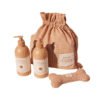 Nocat Studio Voordeelset LUFT Met deze Nocat Studio Voordeelset LUFT shop je de heerlijk verzorgingsproducten van Nocat Studio nu met extra voordeel! De luxe verzorgingsproducten van Nocat Studio zijn 100% vegan, gemaakt van biologische en natuurlijke ingrediënten en speciaal voor honden pH-gebalanceerd. Veilig en effectief voor alle haartypes en tevens zeer geschikt voor doodles! Heerlijke verzorgingsproducten voor een stralende hond en 100% knuffelgarantie ;) Nocat Studio Voordeelset LUFT is vers gewassen linnen in een fles. De frisse en schone geur met zachte tonen van Ozon Accord, Meloen en Meidoorn nodigt uit om de hele dag met je hond te knuffelen. Duurzame luxe met een gegarandeerde knuffelgeur. Deze Nocat Studio Voordeelset LUFT bestaat uit: - Nocat Studio Cuddle+Care Shampoo LUFT   375ml - Nocat Studio Refresh+Detangle Grooming Spray LUFT   375ml - Katoenen tas - Canvas speelgoed bot Tip: bestel onze mengfles mee voor de juiste mengverhouding (1:20) Nocat Studio Cuddle+Care Shampoo LUFT De Cuddle+Care Shampoo LUFT van Nocat Studio is een zachte revitaliserende shampoo. Perfect pH-gebalanceerd voor honden. Duurzame luxe, gemaakt van biologische & natuurlijke ingrediënten met een gegarandeerde knuffel geur. Nocat Studio LUFT is vers gewassen linnen in een fles. De frisse en schone geur met zachte tonen van Ozon Accord, Meloen en Meidoorn nodigt uit om de hele dag met je hond te knuffelen. Zowel de shampoo als de spray maken de vacht zacht en schoon. De producten zijn in samenwerking met trimmers ontwikkeld, de shampoo geeft de vacht maximale volume en is daarnaast ook zacht. Gebruik onze cuddle+care shampoo voor reiniging en de heerlijke 3-in-1 refreh+detangle voor de finishing touch. Crèmespoeling is niet nodig, de verzachtende werking is opgenomen in de spray en kun je dus perfect gebruiken op een natte vacht na het wassen. De shampoo schuimt niet heel erg. Dit komt omdat de minimale hoeveelheid sulfaat is opgenomen om de producten zo puur mogelijk houden en daarmee zo gezond mogelijk voor honden. Nocat Studio Refresh+Detangle Grooming Spray LUFT De Refresh+Detangle Grooming Spray LUFT van Nocat Studio is een verfrissende 3-in-1 verzorgingsspray. Perfect pH-gebalanceerd voor honden. Gemaakt van biologische & natuurlijke ingrediënten met een gegarandeerde knuffel geur. Nocat Studio LUFT is vers gewassen linnen in een fles. De frisse en schone geur met zachte tonen van Ozon Accord, Meloen en Meidoorn nodigt uit om de hele dag met je hond te knuffelen. Gebruik in combinatie met de Nocat Studio Cuddle+Care Shampoo LUFT na een bad. Of gebruik de Refresh+Detangle Grooming Spray tussendoor, om de vacht op te frissen, te ontklitten voorafgaand aan een borstel beurt en om een frisse geur toe te voegen. Zowel de shampoo als de spray maken de vacht zacht en schoon. De producten zijn in samenwerking met trimmers ontwikkeld, de shampoo geeft de vacht maximale volume en is daarnaast ook zacht. Over Nocat Studio Nocat studio is opgericht door Christina, waarbij haar ruwharige Teckel Otis de grootste inspiratiebron was. Omdat haar Teckel dol is om op de vreemdste plekken te liggen, net als katten, was de bodem gelegd voor de naam; Nocat. Nocat studio is een Nordic beautymerk voor honden. Luxe verzorgingsproducten, 100% vegan, gemaakt van biologische en natuurlijke ingrediënten en speciaal voor honden pH-gebalanceerd. Er zijn 3 verschillende verfrissende geuren JORD (Aarde), LUFT (Lucht) en VAND (Water). Nocat Studio biedt luxe vegan hondenproducten met hoogwaardige natuurlijke ingrediënten, is dierproefvrij, biedt 100% knuffelgarantie en het design is tevens ook nog eens heel erg interieur proof. De nocat studio beauty essentials voor honden Alle nocat studio producten zijn speciaal voor honden pH-gebalanceerd en gemaakt van biologische en natuurlijke ingrediënten, ook nog eens met een gegarandeerde knuffelgeur. De producten schuimen niet heel erg, dit komt omdat ze bij Nocat Studio de minimale hoeveelheid sulfaat hebben opgenomen om de producten zo puur mogelijk houden (en daarmee zo gezond mogelijk voor jouw hond). Bestel Nocat Studio bij A Lot for Doodles Bestel Nocat Studio eenvoudig bij A Lot for Doodles. Of je nu een shampoo zoekt of een heerlijk tussendoortje voor je hond, je slaagt zeker weten met het ruime assortiment wat uit voorraad leverbaar is bij de leukste shop voor jouw hond. Heb je vragen over onze producten of advies nodig wat je het beste kunt bestellen? Neem gerust contact met ons op, we helpen je graag verder! Volg A Lot for Doodles op Social Media Blijf op de hoogte van de leukste producten voor jouw hond. Volg ons op Instagram en Facebook.