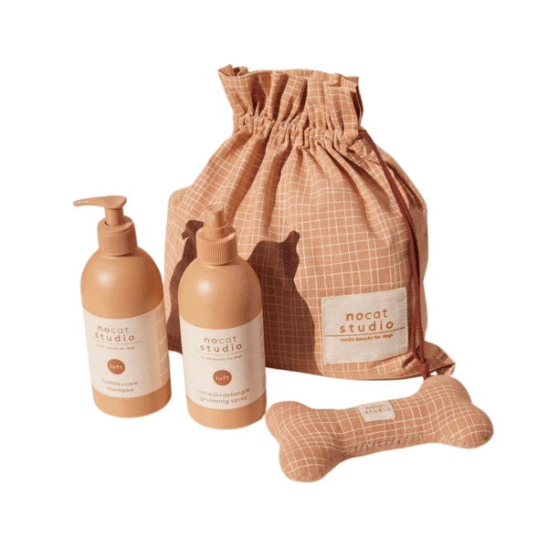 Nocat Studio Voordeelset LUFT Met deze Nocat Studio Voordeelset LUFT shop je de heerlijk verzorgingsproducten van Nocat Studio nu met extra voordeel! De luxe verzorgingsproducten van Nocat Studio zijn 100% vegan, gemaakt van biologische en natuurlijke ingrediënten en speciaal voor honden pH-gebalanceerd. Veilig en effectief voor alle haartypes en tevens zeer geschikt voor doodles! Heerlijke verzorgingsproducten voor een stralende hond en 100% knuffelgarantie ;) Nocat Studio Voordeelset LUFT is vers gewassen linnen in een fles. De frisse en schone geur met zachte tonen van Ozon Accord, Meloen en Meidoorn nodigt uit om de hele dag met je hond te knuffelen. Duurzame luxe met een gegarandeerde knuffelgeur. Deze Nocat Studio Voordeelset LUFT bestaat uit: - Nocat Studio Cuddle+Care Shampoo LUFT   375ml - Nocat Studio Refresh+Detangle Grooming Spray LUFT   375ml - Katoenen tas - Canvas speelgoed bot Tip: bestel onze mengfles mee voor de juiste mengverhouding (1:20) Nocat Studio Cuddle+Care Shampoo LUFT De Cuddle+Care Shampoo LUFT van Nocat Studio is een zachte revitaliserende shampoo. Perfect pH-gebalanceerd voor honden. Duurzame luxe, gemaakt van biologische & natuurlijke ingrediënten met een gegarandeerde knuffel geur. Nocat Studio LUFT is vers gewassen linnen in een fles. De frisse en schone geur met zachte tonen van Ozon Accord, Meloen en Meidoorn nodigt uit om de hele dag met je hond te knuffelen. Zowel de shampoo als de spray maken de vacht zacht en schoon. De producten zijn in samenwerking met trimmers ontwikkeld, de shampoo geeft de vacht maximale volume en is daarnaast ook zacht. Gebruik onze cuddle+care shampoo voor reiniging en de heerlijke 3-in-1 refreh+detangle voor de finishing touch. Crèmespoeling is niet nodig, de verzachtende werking is opgenomen in de spray en kun je dus perfect gebruiken op een natte vacht na het wassen. De shampoo schuimt niet heel erg. Dit komt omdat de minimale hoeveelheid sulfaat is opgenomen om de producten zo puur mogelijk houden en daarmee zo gezond mogelijk voor honden. Nocat Studio Refresh+Detangle Grooming Spray LUFT De Refresh+Detangle Grooming Spray LUFT van Nocat Studio is een verfrissende 3-in-1 verzorgingsspray. Perfect pH-gebalanceerd voor honden. Gemaakt van biologische & natuurlijke ingrediënten met een gegarandeerde knuffel geur. Nocat Studio LUFT is vers gewassen linnen in een fles. De frisse en schone geur met zachte tonen van Ozon Accord, Meloen en Meidoorn nodigt uit om de hele dag met je hond te knuffelen. Gebruik in combinatie met de Nocat Studio Cuddle+Care Shampoo LUFT na een bad. Of gebruik de Refresh+Detangle Grooming Spray tussendoor, om de vacht op te frissen, te ontklitten voorafgaand aan een borstel beurt en om een frisse geur toe te voegen. Zowel de shampoo als de spray maken de vacht zacht en schoon. De producten zijn in samenwerking met trimmers ontwikkeld, de shampoo geeft de vacht maximale volume en is daarnaast ook zacht. Over Nocat Studio Nocat studio is opgericht door Christina, waarbij haar ruwharige Teckel Otis de grootste inspiratiebron was. Omdat haar Teckel dol is om op de vreemdste plekken te liggen, net als katten, was de bodem gelegd voor de naam; Nocat. Nocat studio is een Nordic beautymerk voor honden. Luxe verzorgingsproducten, 100% vegan, gemaakt van biologische en natuurlijke ingrediënten en speciaal voor honden pH-gebalanceerd. Er zijn 3 verschillende verfrissende geuren JORD (Aarde), LUFT (Lucht) en VAND (Water). Nocat Studio biedt luxe vegan hondenproducten met hoogwaardige natuurlijke ingrediënten, is dierproefvrij, biedt 100% knuffelgarantie en het design is tevens ook nog eens heel erg interieur proof. De nocat studio beauty essentials voor honden Alle nocat studio producten zijn speciaal voor honden pH-gebalanceerd en gemaakt van biologische en natuurlijke ingrediënten, ook nog eens met een gegarandeerde knuffelgeur. De producten schuimen niet heel erg, dit komt omdat ze bij Nocat Studio de minimale hoeveelheid sulfaat hebben opgenomen om de producten zo puur mogelijk houden (en daarmee zo gezond mogelijk voor jouw hond). Bestel Nocat Studio bij A Lot for Doodles Bestel Nocat Studio eenvoudig bij A Lot for Doodles. Of je nu een shampoo zoekt of een heerlijk tussendoortje voor je hond, je slaagt zeker weten met het ruime assortiment wat uit voorraad leverbaar is bij de leukste shop voor jouw hond. Heb je vragen over onze producten of advies nodig wat je het beste kunt bestellen? Neem gerust contact met ons op, we helpen je graag verder! Volg A Lot for Doodles op Social Media Blijf op de hoogte van de leukste producten voor jouw hond. Volg ons op Instagram en Facebook.