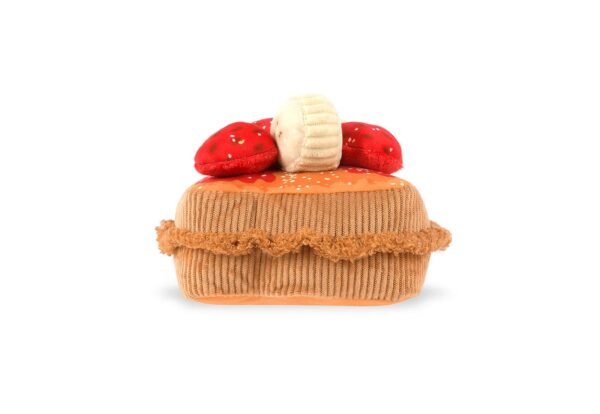 IHOP x PLAY Thick N Fluffy French Toast Tijd voor een brunch die piept van plezier! De IHOP x PLAY Thick N Fluffy French Toast is een onweerstaanbaar zacht hondenspeeltje geïnspireerd op het iconische IHOP ontbijt. Luchtige pluche toast, een dotje boter, heerlijk vers fruit bovenop en natuurlijk een vrolijke pieper. Kortom alles wat je nodig hebt voor een paw-fect brunchmoment. Verstop hondensnacks tussen de 'topping' voor extra speelplezier en mentale uitdaging. De IHOP x PLAY Thick N Fluffy French Toast is gemaakt van duurzame, gerecyclede materialen en wasbaar in de machine, zodat het speeltje altijd vers en fluffy blijft. Waarom PLAY hondenspeelgoed Handgemaakt Dubbellaagse buitenkant en versterkte stiksels voor extra duurzaamheid Milieuvriendelijke PlanetFill®-vulling, gemaakt van 100% gecertificeerde, veilige gerecyclede plastic flessen Machinewasbaar (30 graden) en geschikt voor de droger Bevat AZO-vrije kleurstoffen Afmeting IHOP x PLAY Thick N Fluffy French Toast: 16 x 15 x 12 cm Let op: Er is geen enkel hondenspeelgoed in de wereld wat niet kapot kan. Ondanks de dubbele stiksels, dubbele laag stof aan de buitenkant en de algehele stevigheid van het speelgoed, zou het kapot kunnen gaan. Op hondenspeelgoed zit geen garantie.Kies dus het juiste soort speeltje voor jouw hond zijn kauw- en speelbehoefte. Haal kapotte speeltjes meteen weg en laat jouw hond alleen spelen onder toezicht. Over P.L.A.Y. Hondenspeelgoed PLAY staat bekend om hun fantastische design en vrolijke, aansprekende kleuren. PLAY Dog Toys Het hondenspeelgoed van P.L.A.Y. is handgemaakt en de stevige buitenkant en dubbel gestikte randen zorgen voor extra duurzaamheid. De vulling van de speeltjes is gemaakt van gerecycled materiaal. Verder voldoet het hondenspeelgoed van Play aan dezelfde strenge kwaliteitsnormen voor het vervaardigen van baby- en kinderspeelgoed. Zo worden er AZO-vrije kleurstoffen gebruikt en is het geschikt voor de wasmachine en droger. P.L.A.Y. hondenspeelgoed Het hondenspeelgoed van PLAY wordt in Amerika ontworpen. Een collectie hondenspeeltjes van PLAY zijn doorgaans 5 verschillende speeltjes allemaal met hetzelfde thema. Bekend van Instagram Als jij honden volgt via Instagram, dan kan het niet missen dat je de P.L.A.Y. hondenspeeltjes wel eens voorbij hebt zien komen. Niet zo gek want de grappige en levensechte speeltjes zijn perfect voor een geweldige foto samen met jouw hond. Vergeet je A Lot for Doodles niet te taggen op Instagram? PLAY hondenspeeltjes bij A Lot for Doodles Bestel je Play hondenspeelgoed eenvoudig bij A Lot for Doodles. Of je nu een lief en schattig knuffeltje zoekt of een grappige, ondeugende speelkameraad voor je hond, je slaagt zeker weten met het ruime assortiment wat uit voorraad leverbaar is. Heb je vragen over onze producten of advies nodig wat je het beste kunt bestellen? Neem gerust contact met ons op, we helpen je graag verder.