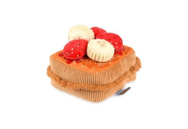 IHOP x PLAY Thick N Fluffy French Toast Tijd voor een brunch die piept van plezier! De IHOP x PLAY Thick N Fluffy French Toast is een onweerstaanbaar zacht hondenspeeltje geïnspireerd op het iconische IHOP ontbijt. Luchtige pluche toast, een dotje boter, heerlijk vers fruit bovenop en natuurlijk een vrolijke pieper. Kortom alles wat je nodig hebt voor een paw-fect brunchmoment. Verstop hondensnacks tussen de 'topping' voor extra speelplezier en mentale uitdaging. De IHOP x PLAY Thick N Fluffy French Toast is gemaakt van duurzame, gerecyclede materialen en wasbaar in de machine, zodat het speeltje altijd vers en fluffy blijft. Waarom PLAY hondenspeelgoed Handgemaakt Dubbellaagse buitenkant en versterkte stiksels voor extra duurzaamheid Milieuvriendelijke PlanetFill®-vulling, gemaakt van 100% gecertificeerde, veilige gerecyclede plastic flessen Machinewasbaar (30 graden) en geschikt voor de droger Bevat AZO-vrije kleurstoffen Afmeting IHOP x PLAY Thick N Fluffy French Toast: 16 x 15 x 12 cm Let op: Er is geen enkel hondenspeelgoed in de wereld wat niet kapot kan. Ondanks de dubbele stiksels, dubbele laag stof aan de buitenkant en de algehele stevigheid van het speelgoed, zou het kapot kunnen gaan. Op hondenspeelgoed zit geen garantie.Kies dus het juiste soort speeltje voor jouw hond zijn kauw- en speelbehoefte. Haal kapotte speeltjes meteen weg en laat jouw hond alleen spelen onder toezicht. Over P.L.A.Y. Hondenspeelgoed PLAY staat bekend om hun fantastische design en vrolijke, aansprekende kleuren. PLAY Dog Toys Het hondenspeelgoed van P.L.A.Y. is handgemaakt en de stevige buitenkant en dubbel gestikte randen zorgen voor extra duurzaamheid. De vulling van de speeltjes is gemaakt van gerecycled materiaal. Verder voldoet het hondenspeelgoed van Play aan dezelfde strenge kwaliteitsnormen voor het vervaardigen van baby- en kinderspeelgoed. Zo worden er AZO-vrije kleurstoffen gebruikt en is het geschikt voor de wasmachine en droger. P.L.A.Y. hondenspeelgoed Het hondenspeelgoed van PLAY wordt in Amerika ontworpen. Een collectie hondenspeeltjes van PLAY zijn doorgaans 5 verschillende speeltjes allemaal met hetzelfde thema. Bekend van Instagram Als jij honden volgt via Instagram, dan kan het niet missen dat je de P.L.A.Y. hondenspeeltjes wel eens voorbij hebt zien komen. Niet zo gek want de grappige en levensechte speeltjes zijn perfect voor een geweldige foto samen met jouw hond. Vergeet je A Lot for Doodles niet te taggen op Instagram? PLAY hondenspeeltjes bij A Lot for Doodles Bestel je Play hondenspeelgoed eenvoudig bij A Lot for Doodles. Of je nu een lief en schattig knuffeltje zoekt of een grappige, ondeugende speelkameraad voor je hond, je slaagt zeker weten met het ruime assortiment wat uit voorraad leverbaar is. Heb je vragen over onze producten of advies nodig wat je het beste kunt bestellen? Neem gerust contact met ons op, we helpen je graag verder.