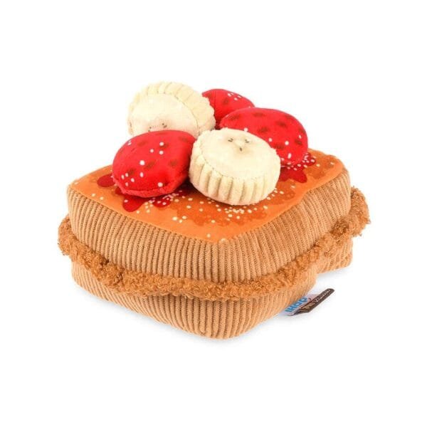 IHOP x PLAY Thick N Fluffy French Toast Tijd voor een brunch die piept van plezier! De IHOP x PLAY Thick N Fluffy French Toast is een onweerstaanbaar zacht hondenspeeltje geïnspireerd op het iconische IHOP ontbijt. Luchtige pluche toast, een dotje boter, heerlijk vers fruit bovenop en natuurlijk een vrolijke pieper. Kortom alles wat je nodig hebt voor een paw-fect brunchmoment. Verstop hondensnacks tussen de 'topping' voor extra speelplezier en mentale uitdaging. De IHOP x PLAY Thick N Fluffy French Toast is gemaakt van duurzame, gerecyclede materialen en wasbaar in de machine, zodat het speeltje altijd vers en fluffy blijft. Waarom PLAY hondenspeelgoed Handgemaakt Dubbellaagse buitenkant en versterkte stiksels voor extra duurzaamheid Milieuvriendelijke PlanetFill®-vulling, gemaakt van 100% gecertificeerde, veilige gerecyclede plastic flessen Machinewasbaar (30 graden) en geschikt voor de droger Bevat AZO-vrije kleurstoffen Afmeting IHOP x PLAY Thick N Fluffy French Toast: 16 x 15 x 12 cm Let op: Er is geen enkel hondenspeelgoed in de wereld wat niet kapot kan. Ondanks de dubbele stiksels, dubbele laag stof aan de buitenkant en de algehele stevigheid van het speelgoed, zou het kapot kunnen gaan. Op hondenspeelgoed zit geen garantie.Kies dus het juiste soort speeltje voor jouw hond zijn kauw- en speelbehoefte. Haal kapotte speeltjes meteen weg en laat jouw hond alleen spelen onder toezicht. Over P.L.A.Y. Hondenspeelgoed PLAY staat bekend om hun fantastische design en vrolijke, aansprekende kleuren. PLAY Dog Toys Het hondenspeelgoed van P.L.A.Y. is handgemaakt en de stevige buitenkant en dubbel gestikte randen zorgen voor extra duurzaamheid. De vulling van de speeltjes is gemaakt van gerecycled materiaal. Verder voldoet het hondenspeelgoed van Play aan dezelfde strenge kwaliteitsnormen voor het vervaardigen van baby- en kinderspeelgoed. Zo worden er AZO-vrije kleurstoffen gebruikt en is het geschikt voor de wasmachine en droger. P.L.A.Y. hondenspeelgoed Het hondenspeelgoed van PLAY wordt in Amerika ontworpen. Een collectie hondenspeeltjes van PLAY zijn doorgaans 5 verschillende speeltjes allemaal met hetzelfde thema. Bekend van Instagram Als jij honden volgt via Instagram, dan kan het niet missen dat je de P.L.A.Y. hondenspeeltjes wel eens voorbij hebt zien komen. Niet zo gek want de grappige en levensechte speeltjes zijn perfect voor een geweldige foto samen met jouw hond. Vergeet je A Lot for Doodles niet te taggen op Instagram? PLAY hondenspeeltjes bij A Lot for Doodles Bestel je Play hondenspeelgoed eenvoudig bij A Lot for Doodles. Of je nu een lief en schattig knuffeltje zoekt of een grappige, ondeugende speelkameraad voor je hond, je slaagt zeker weten met het ruime assortiment wat uit voorraad leverbaar is. Heb je vragen over onze producten of advies nodig wat je het beste kunt bestellen? Neem gerust contact met ons op, we helpen je graag verder.