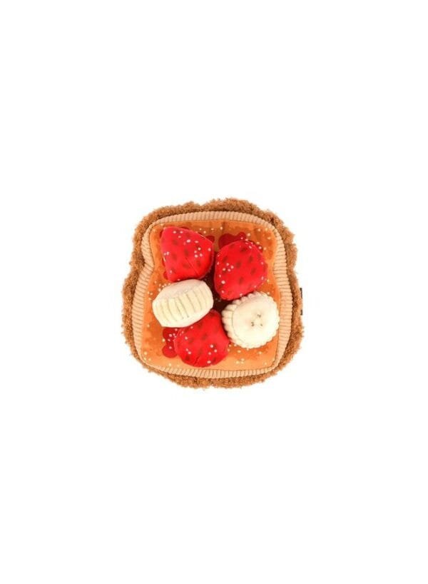 IHOP x PLAY Thick N Fluffy French Toast Tijd voor een brunch die piept van plezier! De IHOP x PLAY Thick N Fluffy French Toast is een onweerstaanbaar zacht hondenspeeltje geïnspireerd op het iconische IHOP ontbijt. Luchtige pluche toast, een dotje boter, heerlijk vers fruit bovenop en natuurlijk een vrolijke pieper. Kortom alles wat je nodig hebt voor een paw-fect brunchmoment. Verstop hondensnacks tussen de 'topping' voor extra speelplezier en mentale uitdaging. De IHOP x PLAY Thick N Fluffy French Toast is gemaakt van duurzame, gerecyclede materialen en wasbaar in de machine, zodat het speeltje altijd vers en fluffy blijft. Waarom PLAY hondenspeelgoed Handgemaakt Dubbellaagse buitenkant en versterkte stiksels voor extra duurzaamheid Milieuvriendelijke PlanetFill®-vulling, gemaakt van 100% gecertificeerde, veilige gerecyclede plastic flessen Machinewasbaar (30 graden) en geschikt voor de droger Bevat AZO-vrije kleurstoffen Afmeting IHOP x PLAY Thick N Fluffy French Toast: 16 x 15 x 12 cm Let op: Er is geen enkel hondenspeelgoed in de wereld wat niet kapot kan. Ondanks de dubbele stiksels, dubbele laag stof aan de buitenkant en de algehele stevigheid van het speelgoed, zou het kapot kunnen gaan. Op hondenspeelgoed zit geen garantie.Kies dus het juiste soort speeltje voor jouw hond zijn kauw- en speelbehoefte. Haal kapotte speeltjes meteen weg en laat jouw hond alleen spelen onder toezicht. Over P.L.A.Y. Hondenspeelgoed PLAY staat bekend om hun fantastische design en vrolijke, aansprekende kleuren. PLAY Dog Toys Het hondenspeelgoed van P.L.A.Y. is handgemaakt en de stevige buitenkant en dubbel gestikte randen zorgen voor extra duurzaamheid. De vulling van de speeltjes is gemaakt van gerecycled materiaal. Verder voldoet het hondenspeelgoed van Play aan dezelfde strenge kwaliteitsnormen voor het vervaardigen van baby- en kinderspeelgoed. Zo worden er AZO-vrije kleurstoffen gebruikt en is het geschikt voor de wasmachine en droger. P.L.A.Y. hondenspeelgoed Het hondenspeelgoed van PLAY wordt in Amerika ontworpen. Een collectie hondenspeeltjes van PLAY zijn doorgaans 5 verschillende speeltjes allemaal met hetzelfde thema. Bekend van Instagram Als jij honden volgt via Instagram, dan kan het niet missen dat je de P.L.A.Y. hondenspeeltjes wel eens voorbij hebt zien komen. Niet zo gek want de grappige en levensechte speeltjes zijn perfect voor een geweldige foto samen met jouw hond. Vergeet je A Lot for Doodles niet te taggen op Instagram? PLAY hondenspeeltjes bij A Lot for Doodles Bestel je Play hondenspeelgoed eenvoudig bij A Lot for Doodles. Of je nu een lief en schattig knuffeltje zoekt of een grappige, ondeugende speelkameraad voor je hond, je slaagt zeker weten met het ruime assortiment wat uit voorraad leverbaar is. Heb je vragen over onze producten of advies nodig wat je het beste kunt bestellen? Neem gerust contact met ons op, we helpen je graag verder.