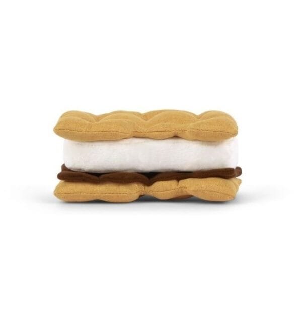 PLAY Camp Corbin Gimme S'more De PLAY Camp Corbin Gimme S’more is niet om op te eten, maar je hond zal er gegarandeerd dol op zijn! De PLAY S'more bestaat uit 2 biscuitjes, een dun laagje "chocolade" en een warme marshmallow vers van het kampvuur. Handgemaakt met een dubbele buitenlaag en extra dikke stiksels voor extra duurzaamheid, perfect voor honden die van spelen én knuffelen houden. De zachte s’more is gevuld met 100% gerecyclede plastic flessen en bevat een leuke squeaker binnenin voor extra speelplezier. Dankzij het stevige ontwerp is dit speeltje bestand tegen enthousiaste spelers, maar blijft het toch zacht voor een knuffelmoment. Kampvuurpret voor jou en je hond Met de PLAY Camp Corbin Gimme S’more geef je je hond een uniek speeltje dat eruitziet alsof het rechtstreeks van het kampvuur komt. Ideaal voor apporteerspelletjes, piepsessies of gewoon een lekker dutje met een pluche vriendje. Je kunt zelfs kleine hondensnoepjes tussen de zachte lagen verstoppen voor een extra mentale uitdaging. Gemaakt van duurzame, gerecyclede materialen en voorzien van een vrolijke pieper die elke speelsessie leuker maakt. De Gimme S’more is ideaal voor honden die houden van knuffelen, spelen en ontdekken. Waarom jij en je hond dit geweldig vinden Zacht pluche met stevige afwerking voor langdurig plezier Bevat een pieper voor extra speelplezier Gevuld met 100% gerecyclede plastic flessen (PlanetFill®) Machinewasbaar en drogerbestendig Veilig: vrij van schadelijke stoffen Afmeting PLAY Camp Corbin Gimme S’more: 14 x 14 x 8 cm Let op: Er is geen enkel hondenspeelgoed in de wereld wat niet kapot kan. Ondanks de dubbele stiksels, dubbele laag stof aan de buitenkant en de algehele stevigheid van het speelgoed, zou het kapot kunnen gaan. Op hondenspeelgoed zit geen garantie.Kies dus het juiste soort speeltje voor jouw hond zijn kauw- en speelbehoefte. Haal kapotte speeltjes meteen weg en laat jouw hond alleen spelen onder toezicht. Over P.L.A.Y. Hondenspeelgoed PLAY staat bekend om hun fantastische design en vrolijke, aansprekende kleuren. Bij A Lot for Doodles vind je een ruim assortiment van PLAY hondenspeelgoed. Shop naast de Barking Brunch collectie ook de Tropical Paradise Collectie van PLAY in onze shop! PLAY Dog Toys Het hondenspeelgoed van P.L.A.Y. is handgemaakt en de stevige buitenkant en dubbel gestikte randen zorgen voor extra duurzaamheid. De vulling van de speeltjes is gemaakt van gerecycled materiaal. Verder voldoet het hondenspeelgoed van Play aan dezelfde strenge kwaliteitsnormen voor het vervaardigen van baby- en kinderspeelgoed. In de speeltjes worden er AZO-vrije kleurstoffen gebruikt. Daarnaast zijn de speeltjes geschikt voor de wasmachine en droger. P.L.A.Y. hondenspeelgoed Het hondenspeelgoed van PLAY wordt in Amerika ontworpen. Bekend van Instagram Als jij honden volgt via Instagram, dan kan het niet missen dat je de P.L.A.Y. hondenspeeltjes wel eens voorbij hebt zien komen. Niet zo gek want de grappige en levensechte speeltjes zijn perfect voor een geweldige foto samen met jouw hond. Vergeet je A Lot for Doodles niet te taggen op Instagram? PLAY hondenspeeltjes bij A Lot for Doodles Bestel je Play hondenspeelgoed eenvoudig bij A Lot for Doodles. Of je nu een lief en schattig knuffeltje zoekt of een grappige, ondeugende speelkameraad voor je hond, je slaagt zeker weten met het ruime assortiment wat uit voorraad leverbaar is. Heb je vragen over onze producten of advies nodig wat je het beste kunt bestellen? Neem gerust contact met ons op, we helpen je graag verder.