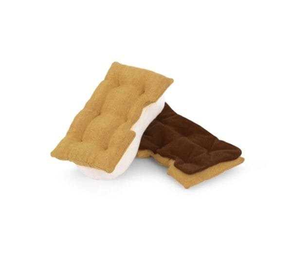 PLAY Camp Corbin Gimme S'more De PLAY Camp Corbin Gimme S’more is niet om op te eten, maar je hond zal er gegarandeerd dol op zijn! De PLAY S'more bestaat uit 2 biscuitjes, een dun laagje "chocolade" en een warme marshmallow vers van het kampvuur. Handgemaakt met een dubbele buitenlaag en extra dikke stiksels voor extra duurzaamheid, perfect voor honden die van spelen én knuffelen houden. De zachte s’more is gevuld met 100% gerecyclede plastic flessen en bevat een leuke squeaker binnenin voor extra speelplezier. Dankzij het stevige ontwerp is dit speeltje bestand tegen enthousiaste spelers, maar blijft het toch zacht voor een knuffelmoment. Kampvuurpret voor jou en je hond Met de PLAY Camp Corbin Gimme S’more geef je je hond een uniek speeltje dat eruitziet alsof het rechtstreeks van het kampvuur komt. Ideaal voor apporteerspelletjes, piepsessies of gewoon een lekker dutje met een pluche vriendje. Je kunt zelfs kleine hondensnoepjes tussen de zachte lagen verstoppen voor een extra mentale uitdaging. Gemaakt van duurzame, gerecyclede materialen en voorzien van een vrolijke pieper die elke speelsessie leuker maakt. De Gimme S’more is ideaal voor honden die houden van knuffelen, spelen en ontdekken. Waarom jij en je hond dit geweldig vinden Zacht pluche met stevige afwerking voor langdurig plezier Bevat een pieper voor extra speelplezier Gevuld met 100% gerecyclede plastic flessen (PlanetFill®) Machinewasbaar en drogerbestendig Veilig: vrij van schadelijke stoffen Afmeting PLAY Camp Corbin Gimme S’more: 14 x 14 x 8 cm Let op: Er is geen enkel hondenspeelgoed in de wereld wat niet kapot kan. Ondanks de dubbele stiksels, dubbele laag stof aan de buitenkant en de algehele stevigheid van het speelgoed, zou het kapot kunnen gaan. Op hondenspeelgoed zit geen garantie.Kies dus het juiste soort speeltje voor jouw hond zijn kauw- en speelbehoefte. Haal kapotte speeltjes meteen weg en laat jouw hond alleen spelen onder toezicht. Over P.L.A.Y. Hondenspeelgoed PLAY staat bekend om hun fantastische design en vrolijke, aansprekende kleuren. Bij A Lot for Doodles vind je een ruim assortiment van PLAY hondenspeelgoed. Shop naast de Barking Brunch collectie ook de Tropical Paradise Collectie van PLAY in onze shop! PLAY Dog Toys Het hondenspeelgoed van P.L.A.Y. is handgemaakt en de stevige buitenkant en dubbel gestikte randen zorgen voor extra duurzaamheid. De vulling van de speeltjes is gemaakt van gerecycled materiaal. Verder voldoet het hondenspeelgoed van Play aan dezelfde strenge kwaliteitsnormen voor het vervaardigen van baby- en kinderspeelgoed. In de speeltjes worden er AZO-vrije kleurstoffen gebruikt. Daarnaast zijn de speeltjes geschikt voor de wasmachine en droger. P.L.A.Y. hondenspeelgoed Het hondenspeelgoed van PLAY wordt in Amerika ontworpen. Bekend van Instagram Als jij honden volgt via Instagram, dan kan het niet missen dat je de P.L.A.Y. hondenspeeltjes wel eens voorbij hebt zien komen. Niet zo gek want de grappige en levensechte speeltjes zijn perfect voor een geweldige foto samen met jouw hond. Vergeet je A Lot for Doodles niet te taggen op Instagram? PLAY hondenspeeltjes bij A Lot for Doodles Bestel je Play hondenspeelgoed eenvoudig bij A Lot for Doodles. Of je nu een lief en schattig knuffeltje zoekt of een grappige, ondeugende speelkameraad voor je hond, je slaagt zeker weten met het ruime assortiment wat uit voorraad leverbaar is. Heb je vragen over onze producten of advies nodig wat je het beste kunt bestellen? Neem gerust contact met ons op, we helpen je graag verder.