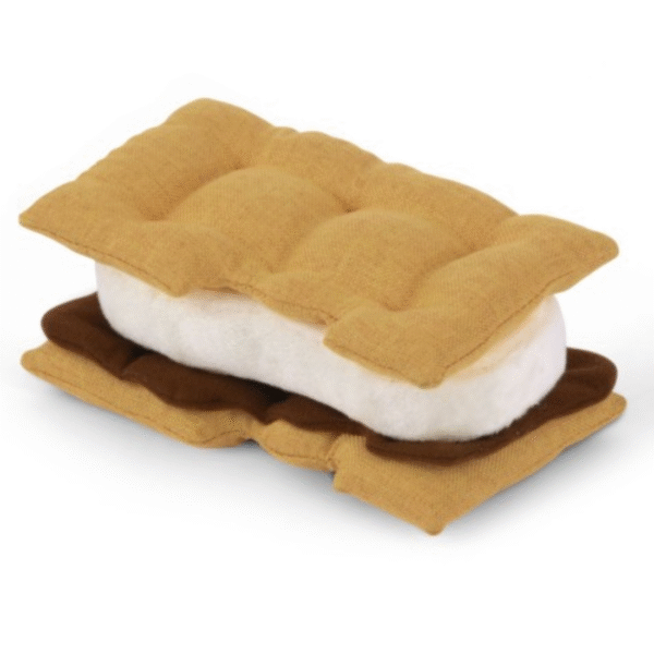 PLAY Camp Corbin Gimme S'more.jpg PLAY Camp Corbin Gimme S'more De PLAY Camp Corbin Gimme S’more is niet om op te eten, maar je hond zal er gegarandeerd dol op zijn! De PLAY S'more bestaat uit 2 biscuitjes, een dun laagje "chocolade" en een warme marshmallow vers van het kampvuur. Handgemaakt met een dubbele buitenlaag en extra dikke stiksels voor extra duurzaamheid, perfect voor honden die van spelen én knuffelen houden. De zachte s’more is gevuld met 100% gerecyclede plastic flessen en bevat een leuke squeaker binnenin voor extra speelplezier. Dankzij het stevige ontwerp is dit speeltje bestand tegen enthousiaste spelers, maar blijft het toch zacht voor een knuffelmoment. Kampvuurpret voor jou en je hond Met de PLAY Camp Corbin Gimme S’more geef je je hond een uniek speeltje dat eruitziet alsof het rechtstreeks van het kampvuur komt. Ideaal voor apporteerspelletjes, piepsessies of gewoon een lekker dutje met een pluche vriendje. Je kunt zelfs kleine hondensnoepjes tussen de zachte lagen verstoppen voor een extra mentale uitdaging. Gemaakt van duurzame, gerecyclede materialen en voorzien van een vrolijke pieper die elke speelsessie leuker maakt. De Gimme S’more is ideaal voor honden die houden van knuffelen, spelen en ontdekken. Waarom jij en je hond dit geweldig vinden Zacht pluche met stevige afwerking voor langdurig plezier Bevat een pieper voor extra speelplezier Gevuld met 100% gerecyclede plastic flessen (PlanetFill®) Machinewasbaar en drogerbestendig Veilig: vrij van schadelijke stoffen Afmeting PLAY Camp Corbin Gimme S’more: 14 x 14 x 8 cm Let op: Er is geen enkel hondenspeelgoed in de wereld wat niet kapot kan. Ondanks de dubbele stiksels, dubbele laag stof aan de buitenkant en de algehele stevigheid van het speelgoed, zou het kapot kunnen gaan. Op hondenspeelgoed zit geen garantie.Kies dus het juiste soort speeltje voor jouw hond zijn kauw- en speelbehoefte. Haal kapotte speeltjes meteen weg en laat jouw hond alleen spelen onder toezicht. Over P.L.A.Y. Hondenspeelgoed PLAY staat bekend om hun fantastische design en vrolijke, aansprekende kleuren. Bij A Lot for Doodles vind je een ruim assortiment van PLAY hondenspeelgoed. Shop naast de Barking Brunch collectie ook de Tropical Paradise Collectie van PLAY in onze shop! PLAY Dog Toys Het hondenspeelgoed van P.L.A.Y. is handgemaakt en de stevige buitenkant en dubbel gestikte randen zorgen voor extra duurzaamheid. De vulling van de speeltjes is gemaakt van gerecycled materiaal. Verder voldoet het hondenspeelgoed van Play aan dezelfde strenge kwaliteitsnormen voor het vervaardigen van baby- en kinderspeelgoed. In de speeltjes worden er AZO-vrije kleurstoffen gebruikt. Daarnaast zijn de speeltjes geschikt voor de wasmachine en droger. P.L.A.Y. hondenspeelgoed Het hondenspeelgoed van PLAY wordt in Amerika ontworpen. Bekend van Instagram Als jij honden volgt via Instagram, dan kan het niet missen dat je de P.L.A.Y. hondenspeeltjes wel eens voorbij hebt zien komen. Niet zo gek want de grappige en levensechte speeltjes zijn perfect voor een geweldige foto samen met jouw hond. Vergeet je A Lot for Doodles niet te taggen op Instagram? PLAY hondenspeeltjes bij A Lot for Doodles Bestel je Play hondenspeelgoed eenvoudig bij A Lot for Doodles. Of je nu een lief en schattig knuffeltje zoekt of een grappige, ondeugende speelkameraad voor je hond, je slaagt zeker weten met het ruime assortiment wat uit voorraad leverbaar is. Heb je vragen over onze producten of advies nodig wat je het beste kunt bestellen? Neem gerust contact met ons op, we helpen je graag verder.