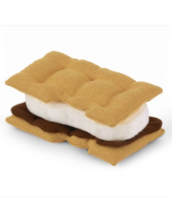 PLAY Camp Corbin Gimme S'more De PLAY Camp Corbin Gimme S’more is niet om op te eten, maar je hond zal er gegarandeerd dol op zijn! De PLAY S'more bestaat uit 2 biscuitjes, een dun laagje "chocolade" en een warme marshmallow vers van het kampvuur. Handgemaakt met een dubbele buitenlaag en extra dikke stiksels voor extra duurzaamheid, perfect voor honden die van spelen én knuffelen houden. De zachte s’more is gevuld met 100% gerecyclede plastic flessen en bevat een leuke squeaker binnenin voor extra speelplezier. Dankzij het stevige ontwerp is dit speeltje bestand tegen enthousiaste spelers, maar blijft het toch zacht voor een knuffelmoment. Kampvuurpret voor jou en je hond Met de PLAY Camp Corbin Gimme S’more geef je je hond een uniek speeltje dat eruitziet alsof het rechtstreeks van het kampvuur komt. Ideaal voor apporteerspelletjes, piepsessies of gewoon een lekker dutje met een pluche vriendje. Je kunt zelfs kleine hondensnoepjes tussen de zachte lagen verstoppen voor een extra mentale uitdaging. Gemaakt van duurzame, gerecyclede materialen en voorzien van een vrolijke pieper die elke speelsessie leuker maakt. De Gimme S’more is ideaal voor honden die houden van knuffelen, spelen en ontdekken. Waarom jij en je hond dit geweldig vinden Zacht pluche met stevige afwerking voor langdurig plezier Bevat een pieper voor extra speelplezier Gevuld met 100% gerecyclede plastic flessen (PlanetFill®) Machinewasbaar en drogerbestendig Veilig: vrij van schadelijke stoffen Afmeting PLAY Camp Corbin Gimme S’more: 14 x 14 x 8 cm Let op: Er is geen enkel hondenspeelgoed in de wereld wat niet kapot kan. Ondanks de dubbele stiksels, dubbele laag stof aan de buitenkant en de algehele stevigheid van het speelgoed, zou het kapot kunnen gaan. Op hondenspeelgoed zit geen garantie.Kies dus het juiste soort speeltje voor jouw hond zijn kauw- en speelbehoefte. Haal kapotte speeltjes meteen weg en laat jouw hond alleen spelen onder toezicht. Over P.L.A.Y. Hondenspeelgoed PLAY staat bekend om hun fantastische design en vrolijke, aansprekende kleuren. Bij A Lot for Doodles vind je een ruim assortiment van PLAY hondenspeelgoed. Shop naast de Barking Brunch collectie ook de Tropical Paradise Collectie van PLAY in onze shop! PLAY Dog Toys Het hondenspeelgoed van P.L.A.Y. is handgemaakt en de stevige buitenkant en dubbel gestikte randen zorgen voor extra duurzaamheid. De vulling van de speeltjes is gemaakt van gerecycled materiaal. Verder voldoet het hondenspeelgoed van Play aan dezelfde strenge kwaliteitsnormen voor het vervaardigen van baby- en kinderspeelgoed. In de speeltjes worden er AZO-vrije kleurstoffen gebruikt. Daarnaast zijn de speeltjes geschikt voor de wasmachine en droger. P.L.A.Y. hondenspeelgoed Het hondenspeelgoed van PLAY wordt in Amerika ontworpen. Bekend van Instagram Als jij honden volgt via Instagram, dan kan het niet missen dat je de P.L.A.Y. hondenspeeltjes wel eens voorbij hebt zien komen. Niet zo gek want de grappige en levensechte speeltjes zijn perfect voor een geweldige foto samen met jouw hond. Vergeet je A Lot for Doodles niet te taggen op Instagram? PLAY hondenspeeltjes bij A Lot for Doodles Bestel je Play hondenspeelgoed eenvoudig bij A Lot for Doodles. Of je nu een lief en schattig knuffeltje zoekt of een grappige, ondeugende speelkameraad voor je hond, je slaagt zeker weten met het ruime assortiment wat uit voorraad leverbaar is. Heb je vragen over onze producten of advies nodig wat je het beste kunt bestellen? Neem gerust contact met ons op, we helpen je graag verder.