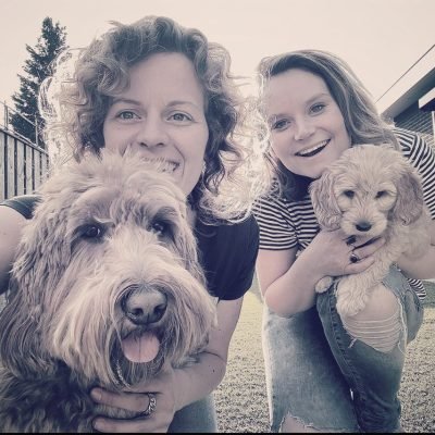 over ons Wij zijn Lotte en Do van ‘A Lot for Doodles’. Bij 'A Lot for Doodles' vind jij alles wat jouw hond gelukkig maakt! De webshop voor leuk en interactief speelgoed, snacks, verzorgingsproducten en veel meer! Onze Doodles 'Guus & Beer' staan bij ons op nummer één, wij willen het beste voor hun! Wanneer zij gelukkig zijn, zijn wij dat ook. Wij vinden goede voeding, verzorging en natuurlijk het juiste speelgoed voor onze honden enorm belangrijk. Jij ook? Dan is 'A Lot for Doodles' dé webshop voor jou! Bij ons vind je geen standaard speeltjes, maar leuk en interactief speelgoed waar je hond echt blij van wordt. Daarnaast maakt kleding de hond. Daarom vind je bij ons een mooie selectie aan bandana's, stropdassen en strikjes, zodat jouw (doodle)hond eruit ziet om door een ringetje te halen! Ook voor de juiste verzorgingsproducten en lekkere snacks voor jouw (doodle)hond kun je bij ons terecht! Wij zijn voor jou op zoek gegaan naar de juiste merken, zodat jij niet meer eindeloos hoeft te zoeken naar het juiste product. Wij hopen jou en je hond elke keer weer te verrassen. Want zeg nou eerlijk, ‘A happy dog is a happy life!’ Wij wensen jou veel shop-plezier! Liefs, Lotte & Do en een poot van Guus & Beer